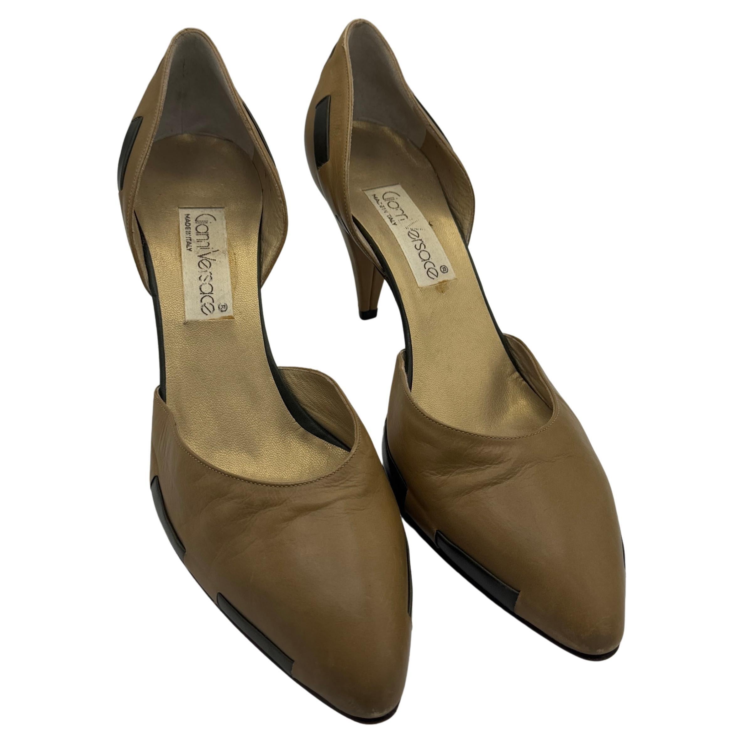 Gianni Versace Camel Leather Pumps by Sergio Rossi - Nous payons les droits d'importation ! en vente