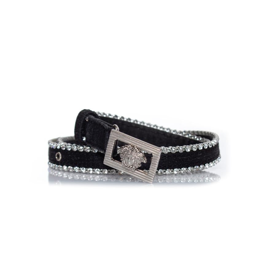 Gianni Versace, canvas medusa belt with strass. The item is in very good condition.

• CONDITION: very good condition 

• SIZE: 70/28

• MEASUREMENTS: length 76 cm, width 1.5 cm

• MATERIAL: canvas, strass

• CARE: spot cleaning 

• COLOR: black 

