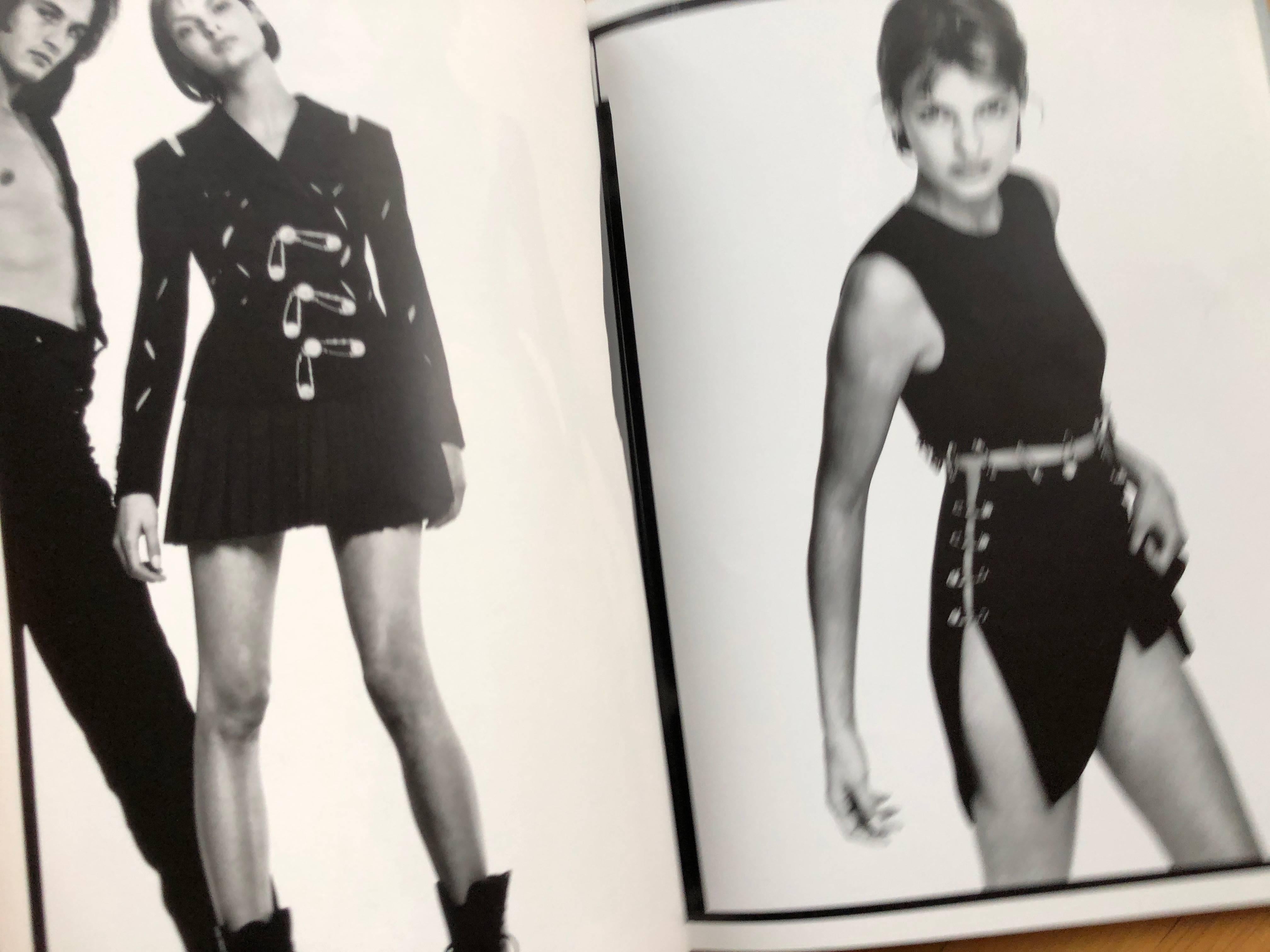 Gianni Versace Catalogue No 26 Richard Avedon 1994 Safety Pin Linda Evangelista In Good Condition For Sale In Cloverdale, CA