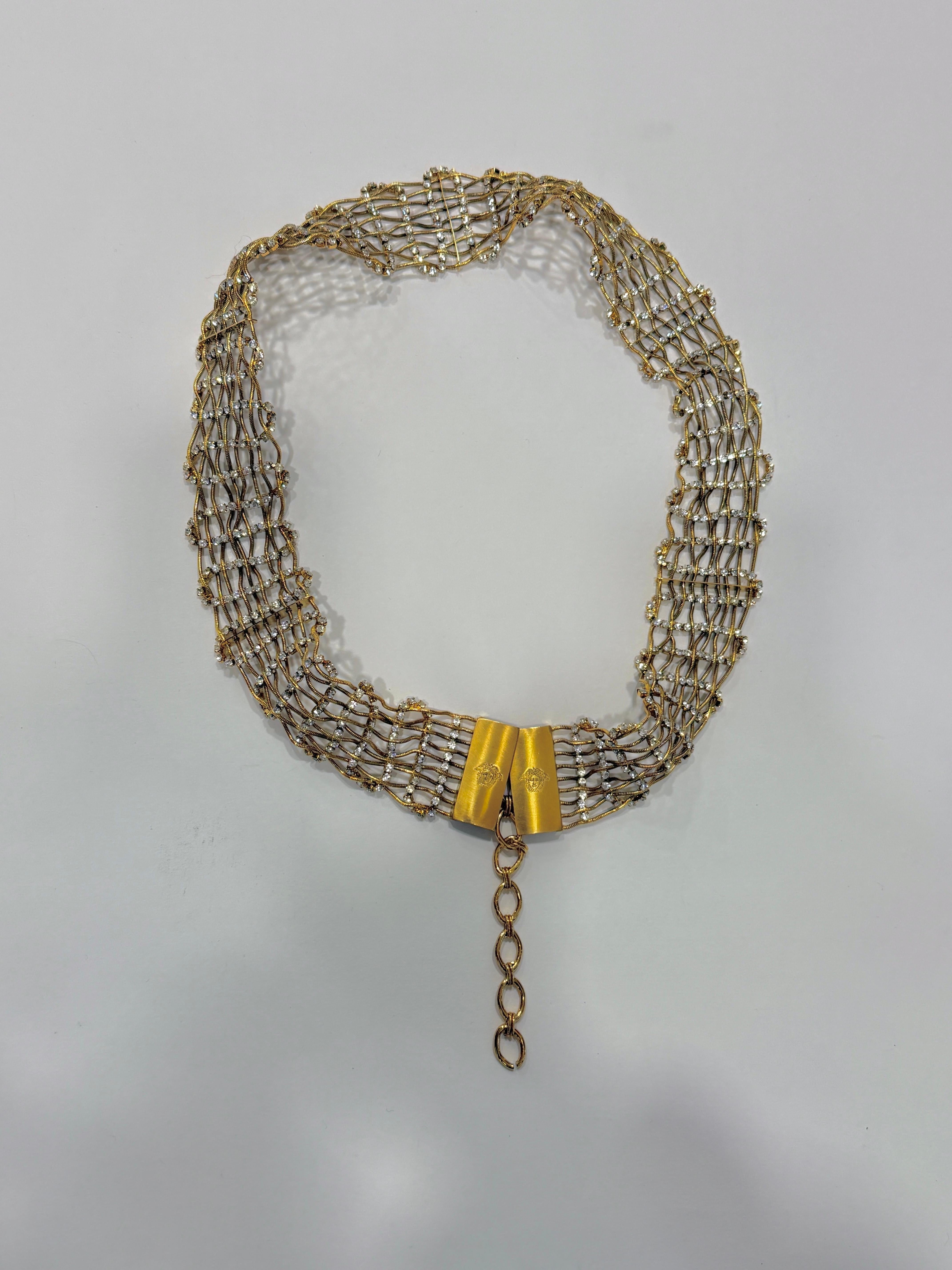 Gianni Versace Cinturón de cota de malla de oro con diamantes de los años 80

Este emblemático cinturón Gianni Versace, fabricado en la década de 1980, es un impresionante ejemplo de lujo y artesanía. Fabricado con intrincados eslabones de cota de