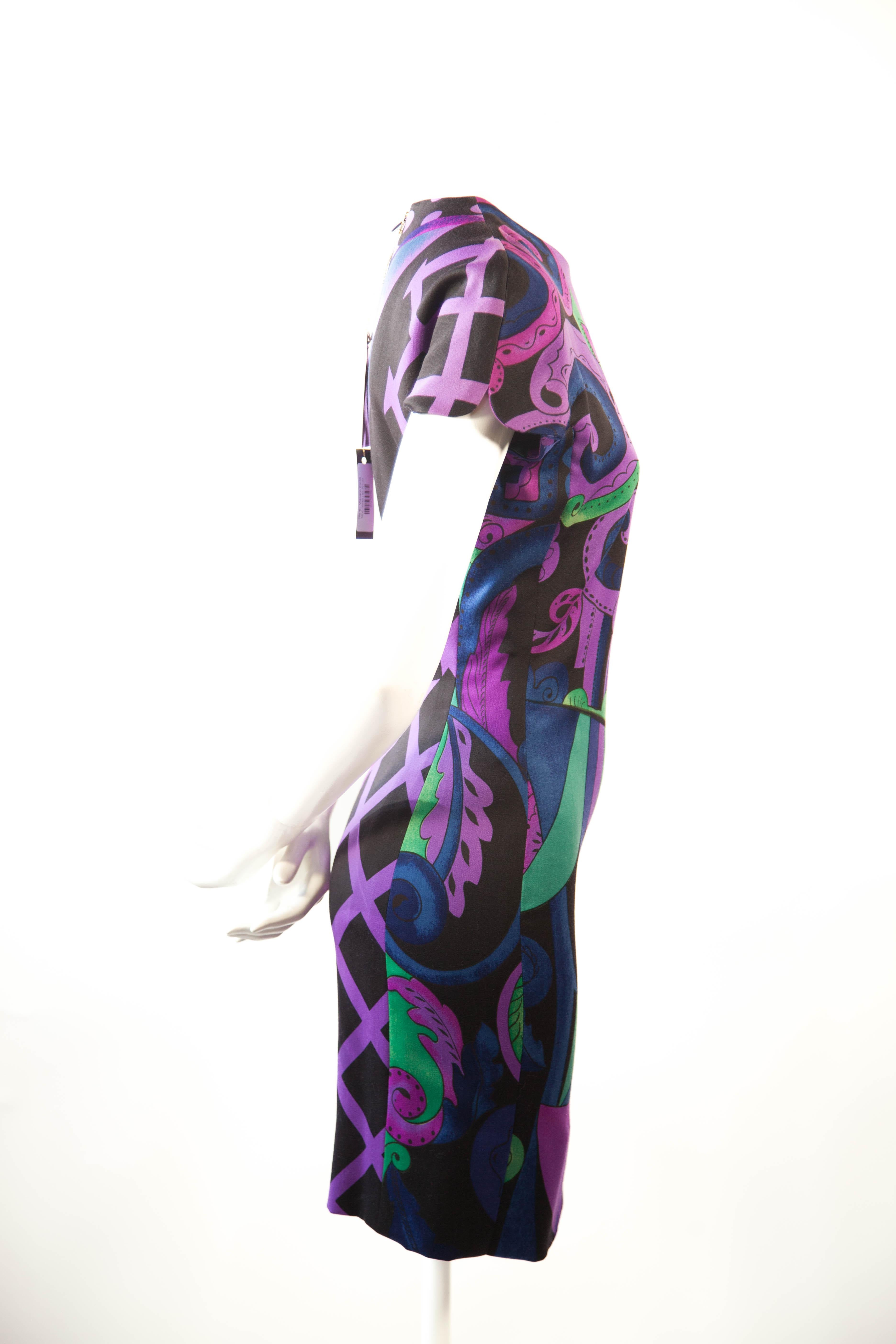 Gianni Versace, circa 1990s
Fine Wool, Abstract pattern throughout in purple, blue, green and black.
Silk lined in purple 
Cap sleeves, Jewel neckline.
Midi-Length

