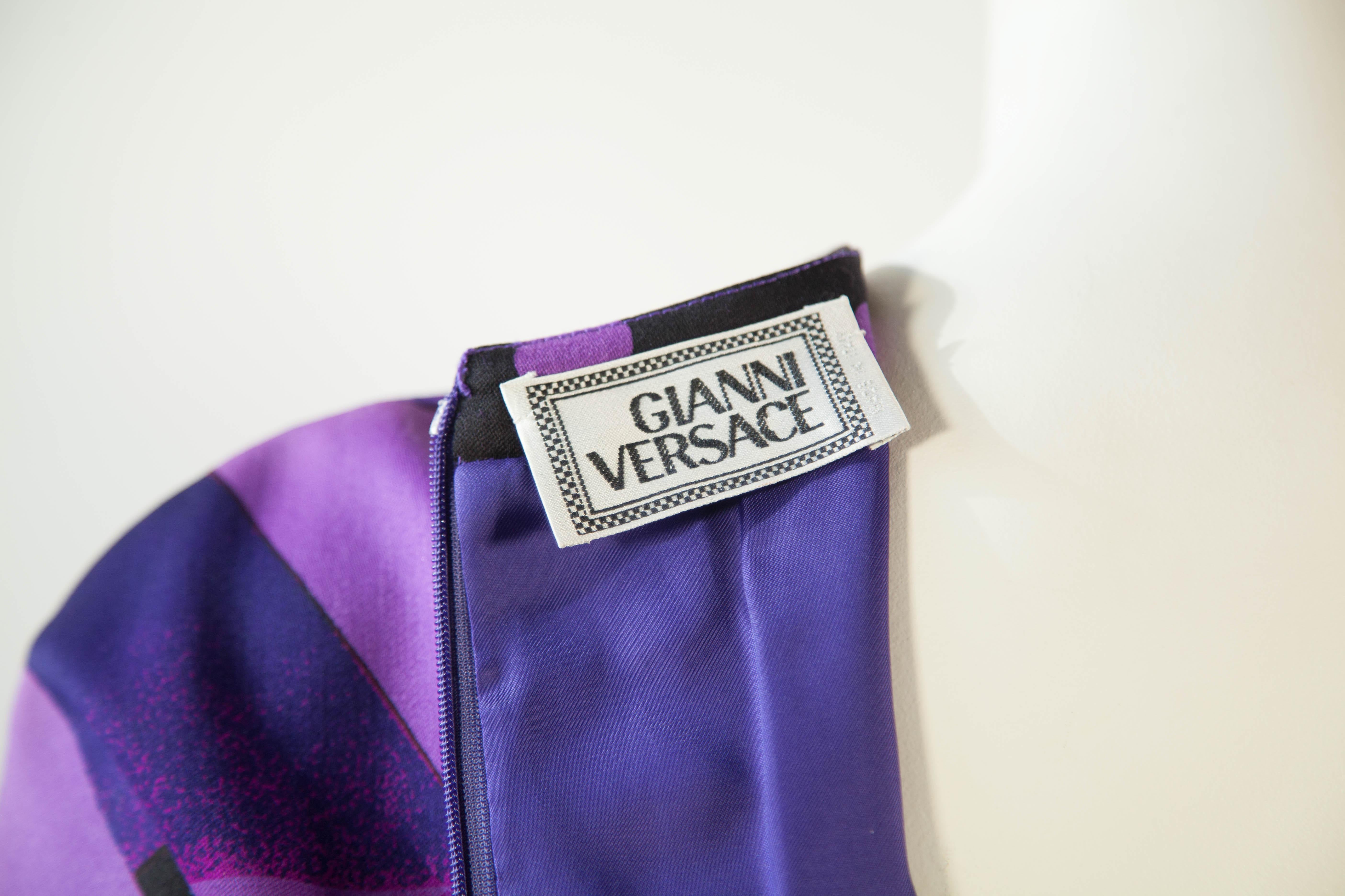 Gianni Versace, robe midi en laine, violette et verte abstraite, années 1990 Pour femmes en vente