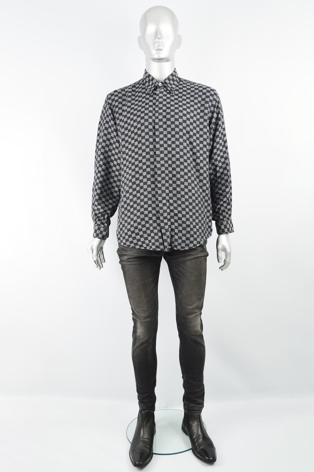 Size: Marked 16 ½ collar / 42 chest which is roughly a men’s Large but this gives a loose, oversized fit as pictured. Please check measurements
Chest - 48” / 122cm
Length (Shoulder to Hem) - 25” / 63cm
Shoulder to Shoulder - 18” / 46cm
Sleeve