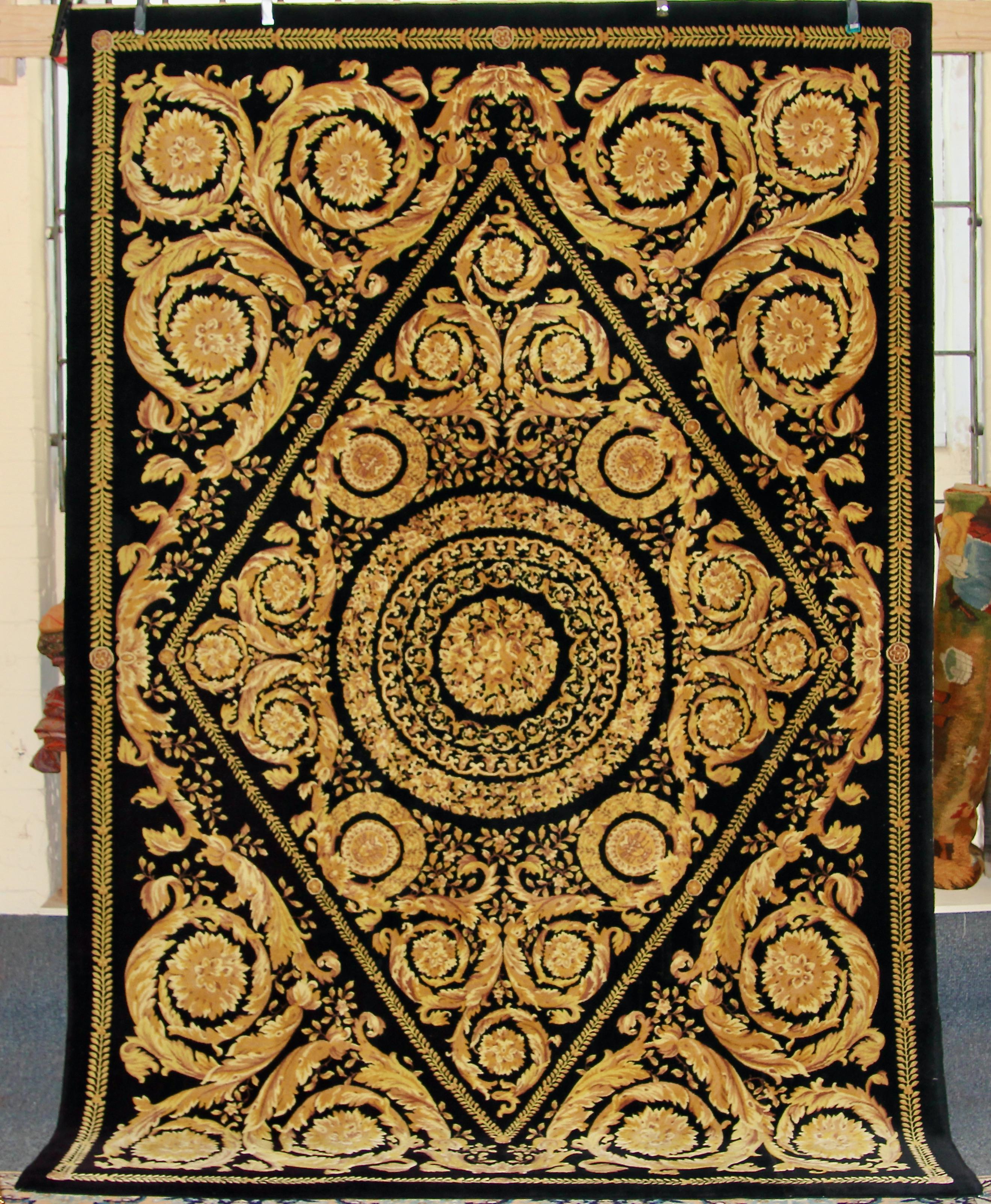 Tapis extrêmement rare et unique de Gianni Versace.
Du premier propriétaire. 

La moquette présente une légère abrasion des poils sur un côté.
Bon état général.

Y compris le 