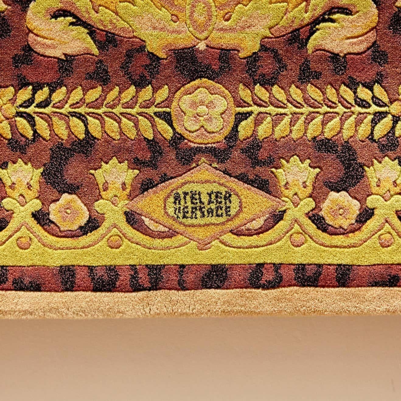 Teppich entworfen und hergestellt von Atelier Versace

Wildes Barocco

Maße: 220 x 220 

In gutem Originalzustand, mit geringen alters- und gebrauchsbedingten Gebrauchsspuren

Ein Vintage-Teppich aus Wolle von Gianni Versace. Barocke Goldtöne,