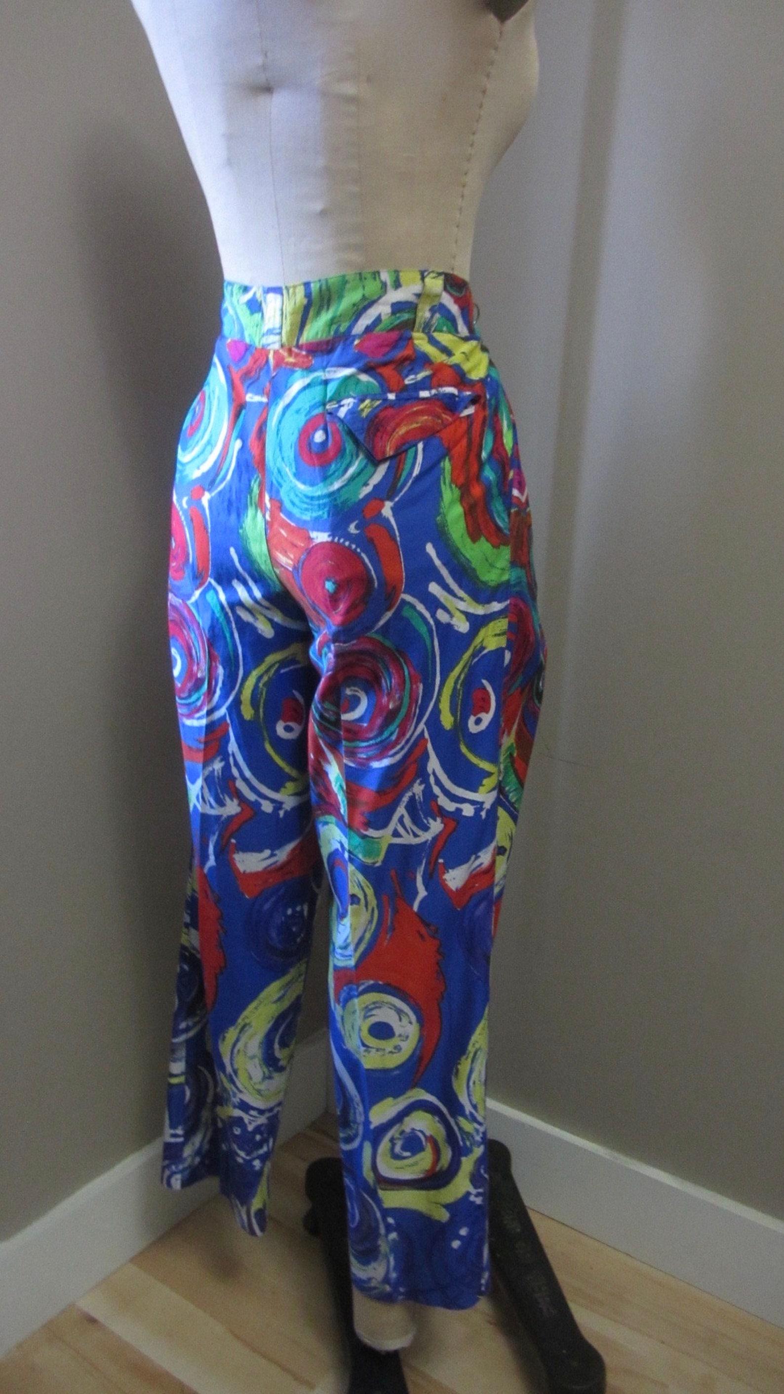 Vintage Gianni Versace colorful abstract print trousers. high waist. loose fit. tapered leg. slant hip pockets. zip fly closure.

✩ These pants are an amazing find, rare!

Circa 1991 - Spring Collection
Gianni Versace
Made in Italy
100%