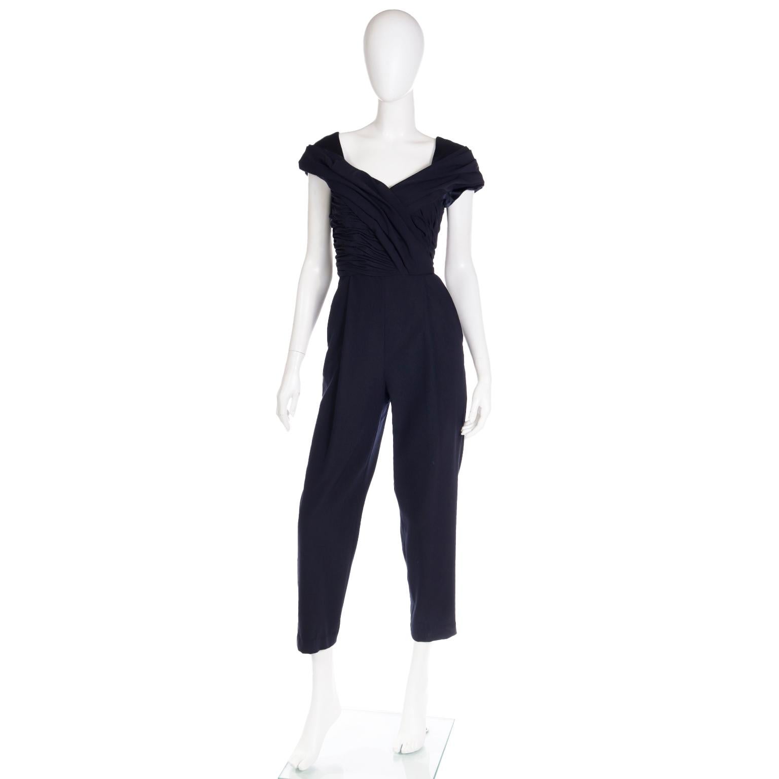 Wir lieben Gianni Versace im Vintage-Stil und dieser Jumpsuit ist ein tolles Teil für jede Garderobe! Der Stoff ist eine Mischung aus Wolle und Seide und das Etikett gibt an, dass er aus dem Jahr 1990 stammt. Wir lieben die schönen Rüschen am Mieder