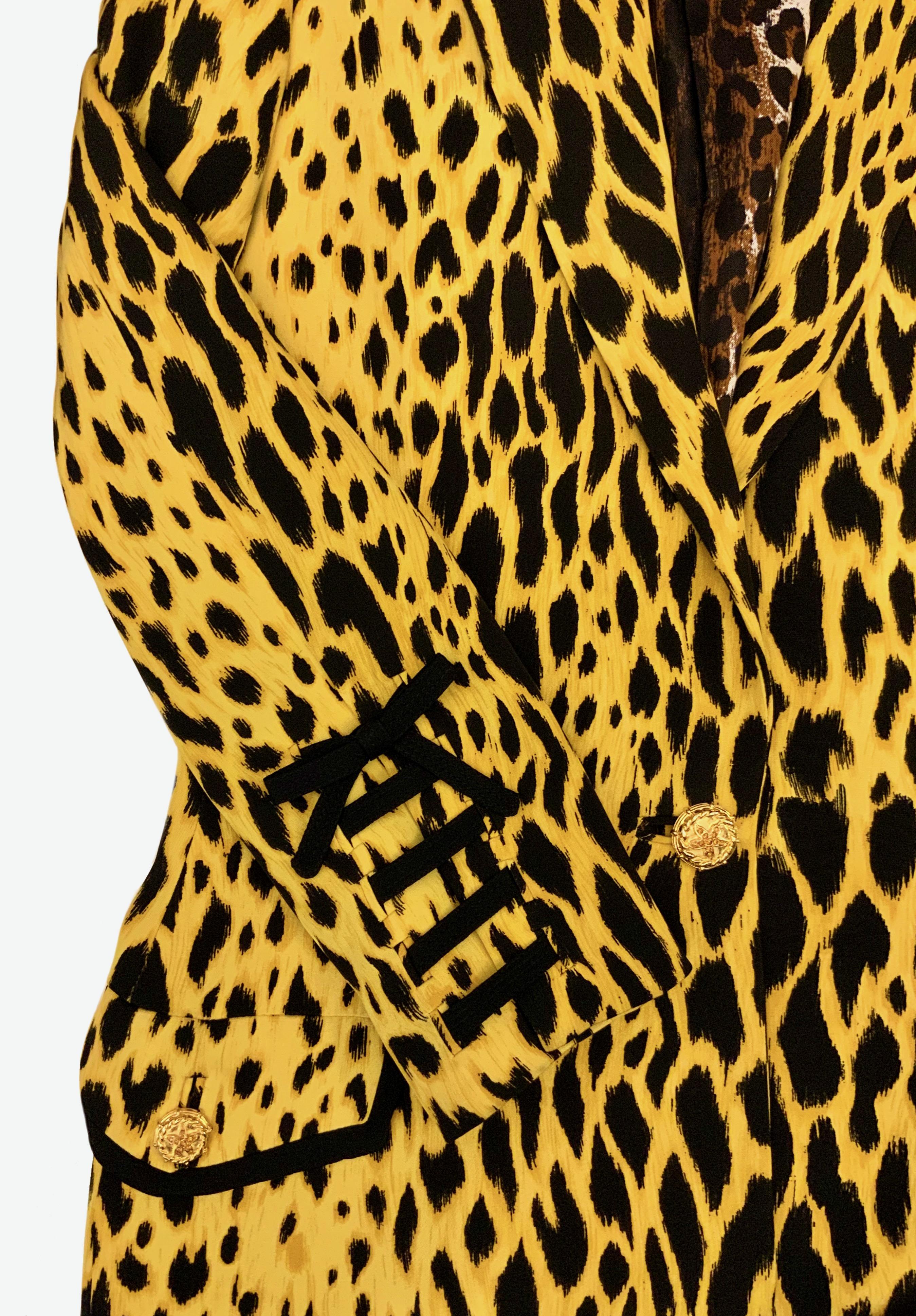 This rare great piece from Gianni Versace Couture is in perfect condition.
Crafted in a beautiful vivid yellow and black leopard print silk, it features a single gold tone button with a starfish shape rhinestone at the waist, black bow details on