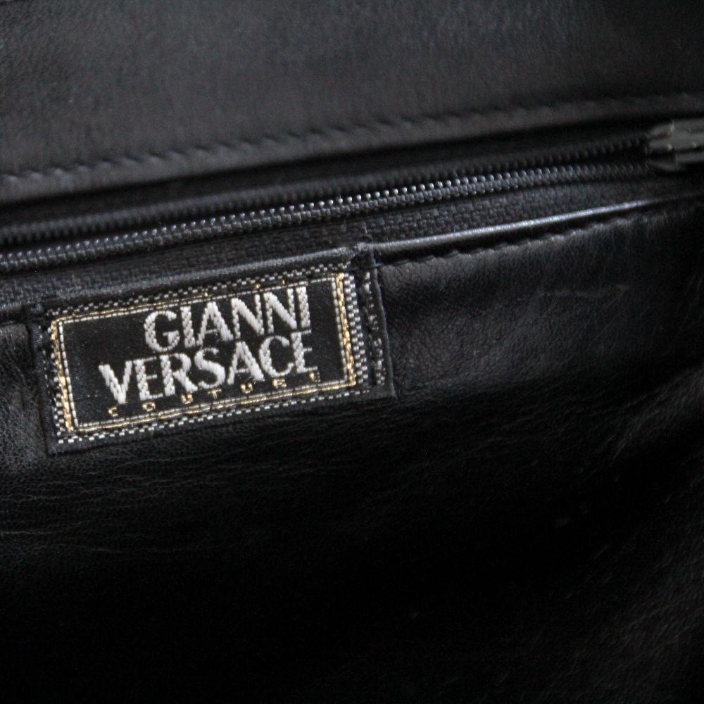 GIANNI VERSACE Couture 1994 Seltene große schwarze Sicherheitsnadeltasche aus Leder im Angebot 5