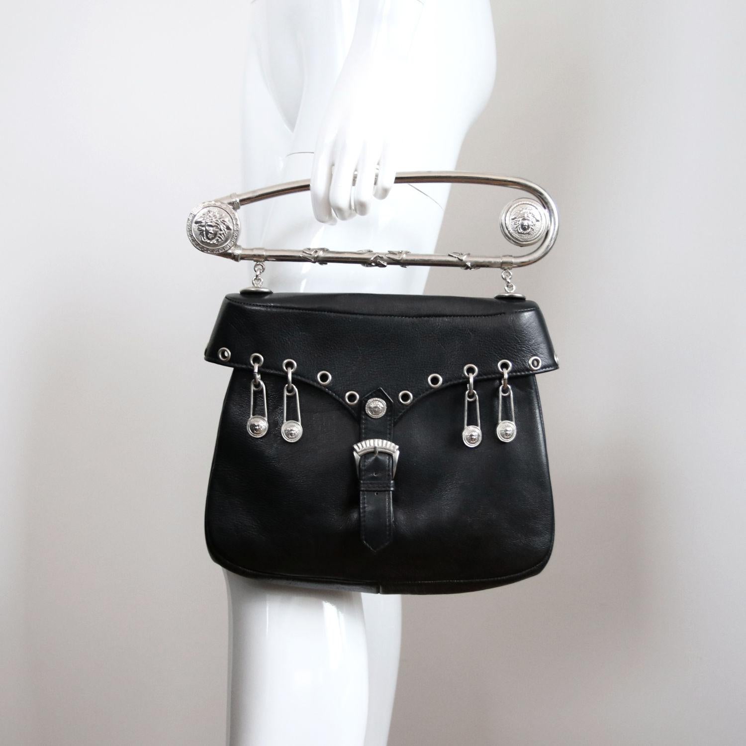 GIANNI VERSACE 

1994. Sehr seltene schwarze Sicherheitsnadeltasche aus Leder - die Große.

Jetzt kaufen oder später weinen! 
Holen Sie sich den Versace-Supermodel-Look der 90er Jahre.

- Innenfutter: Leder
- Mit silbernen Sicherheitsnadeln mit