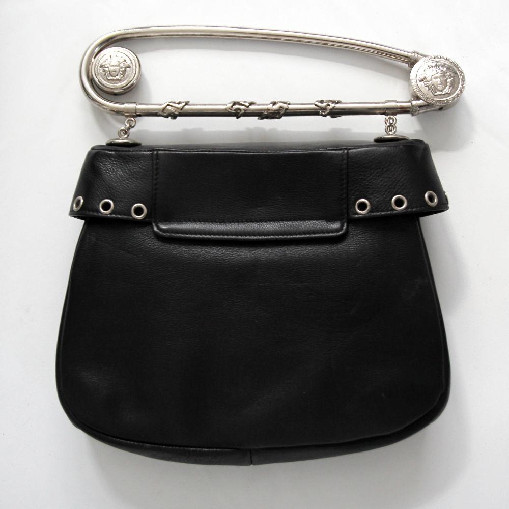GIANNI VERSACE Couture 1994 Seltene große schwarze Sicherheitsnadeltasche aus Leder (Schwarz) im Angebot