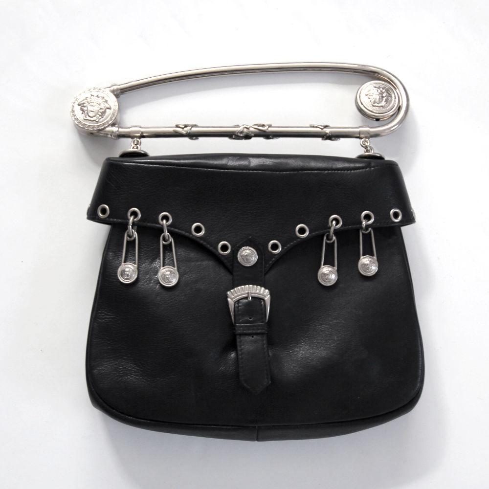 GIANNI VERSACE Couture 1994 Seltene große schwarze Sicherheitsnadeltasche aus Leder Damen im Angebot