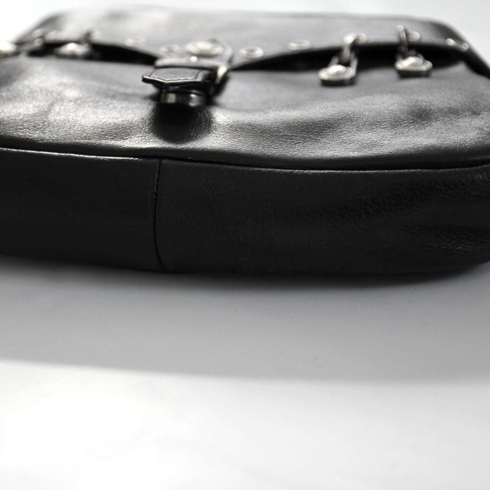 GIANNI VERSACE Couture 1994 Seltene große schwarze Sicherheitsnadeltasche aus Leder im Angebot 2
