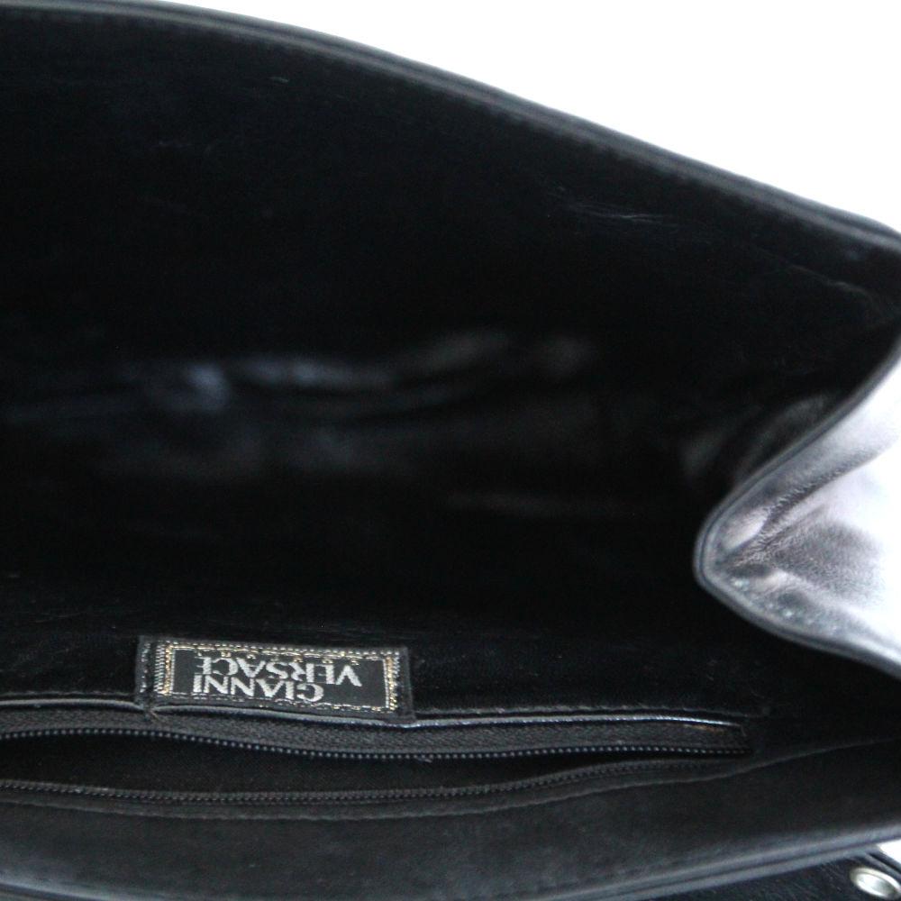 GIANNI VERSACE Couture 1994 Seltene große schwarze Sicherheitsnadeltasche aus Leder im Angebot 3