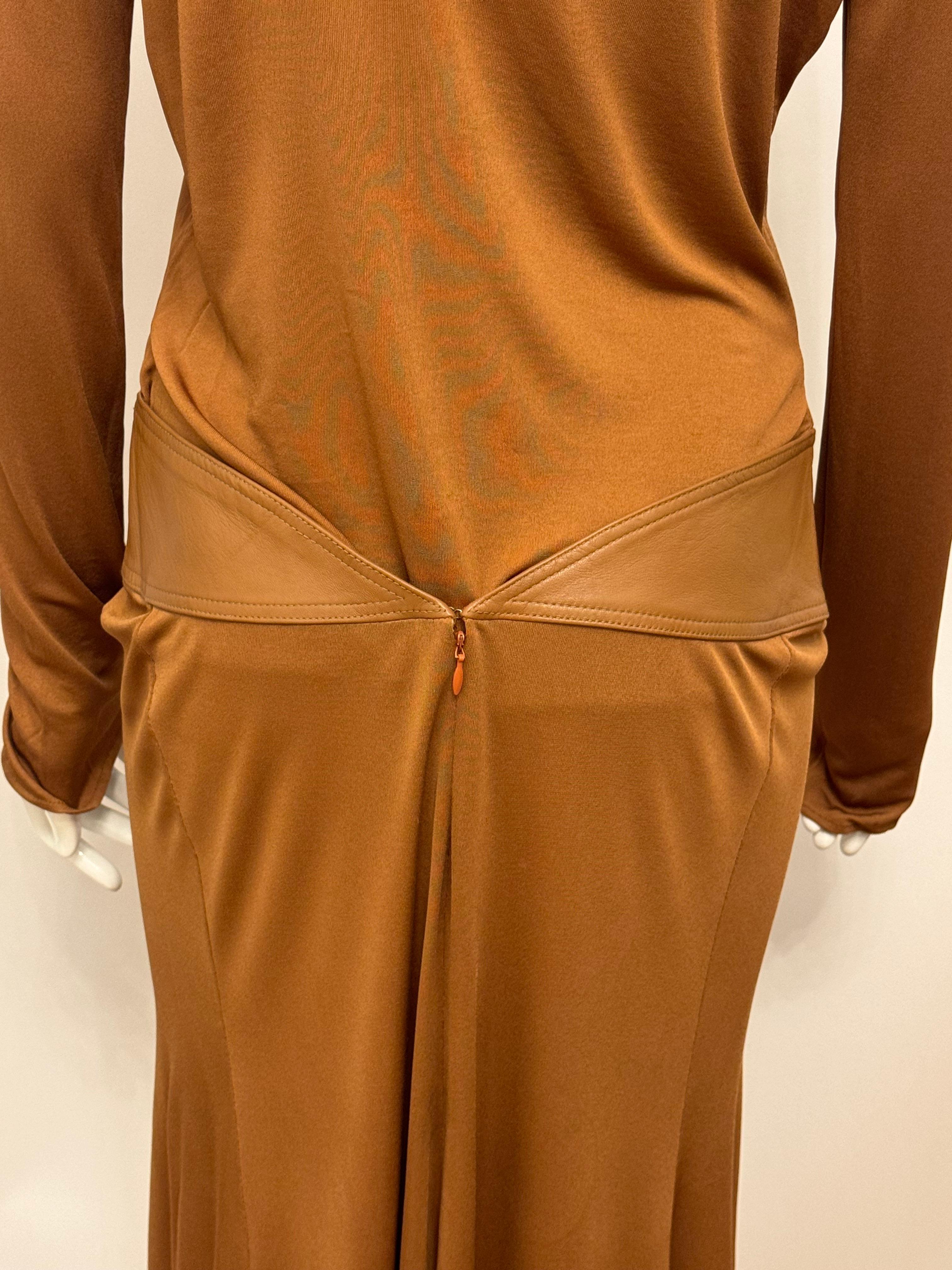 Gianni Versace Couture 2001 coñac Vestido marrón detalles de cuero en venta 1