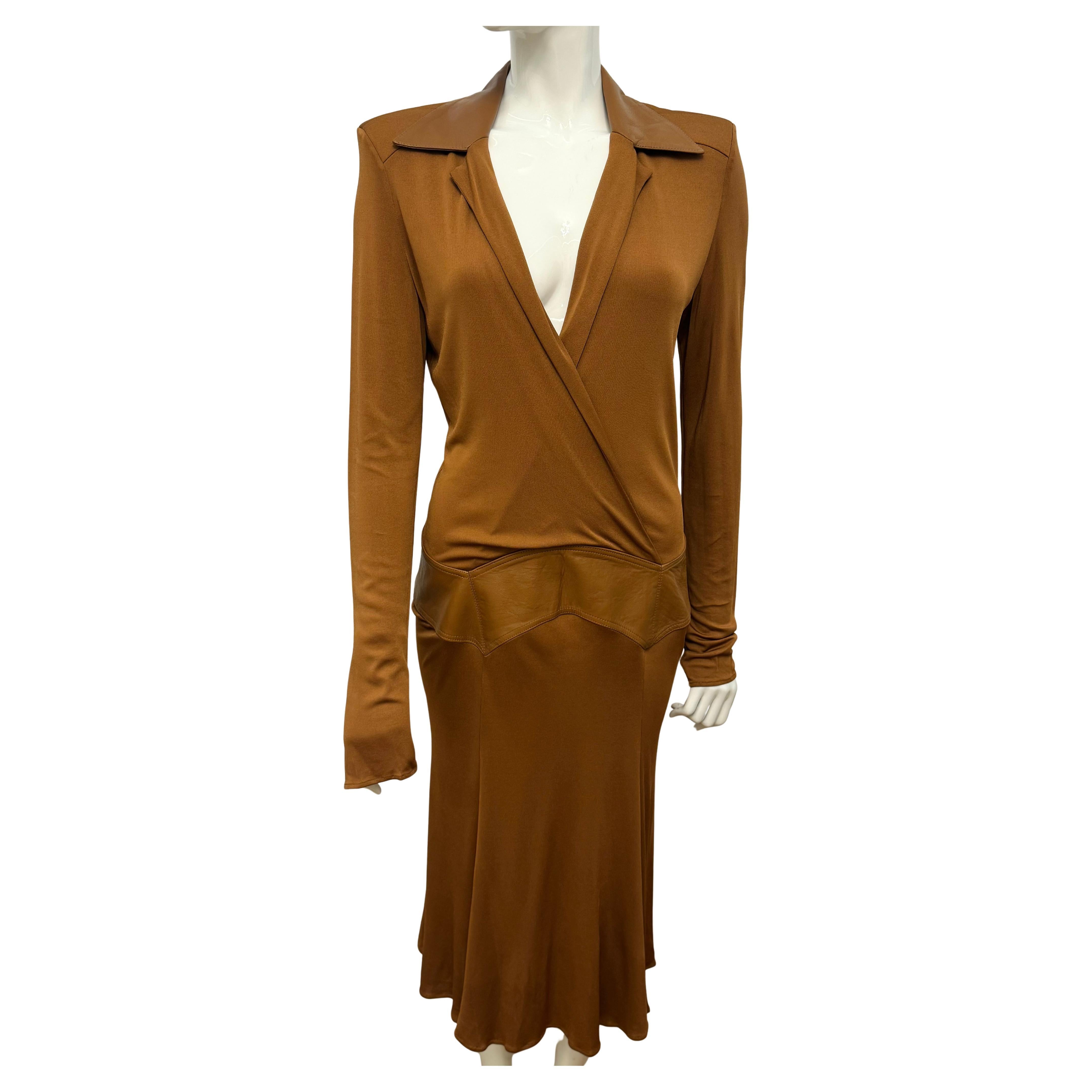 Gianni Versace Couture 2001 coñac Vestido marrón detalles de cuero en venta