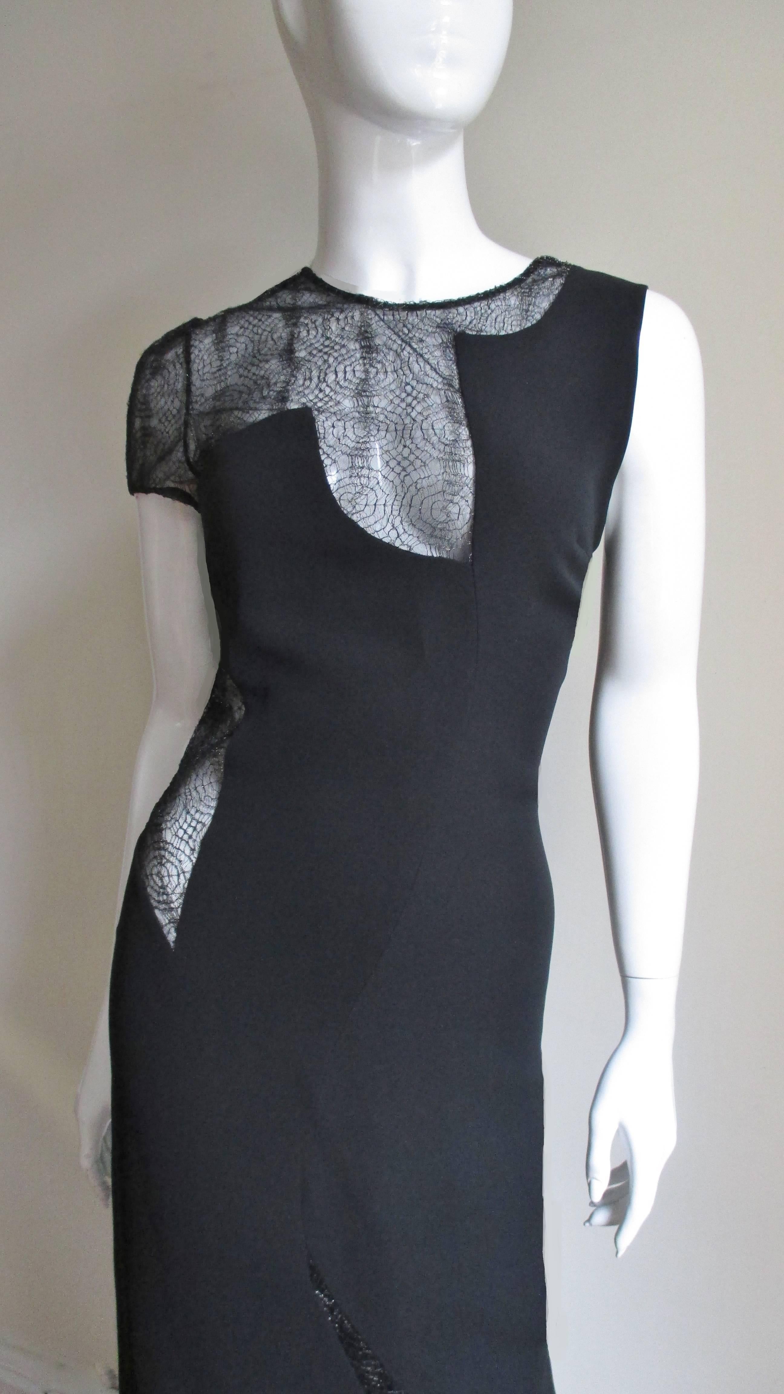 Gianni Versace Couture Vestido asimétrico con recortes de encaje en Excelente estado para la venta en Water Mill, NY
