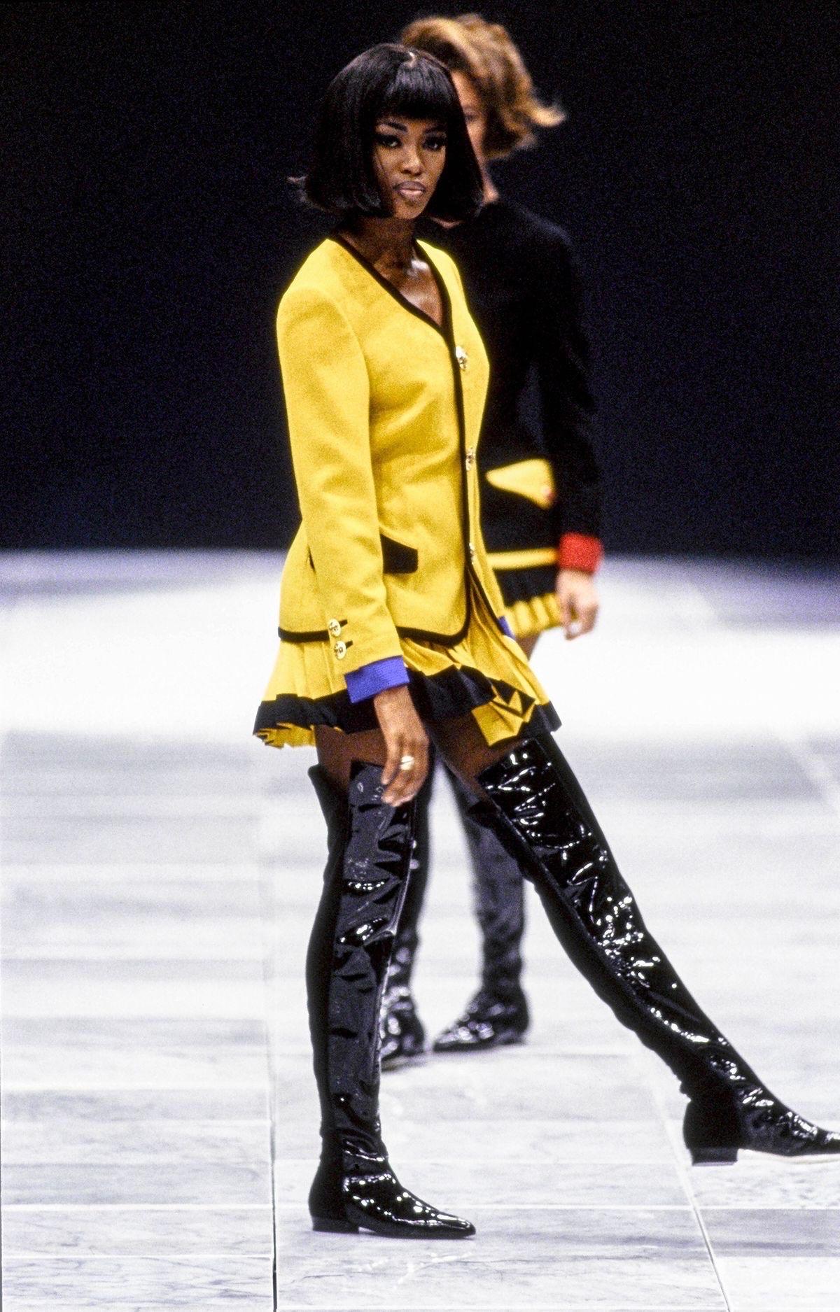 Gianni Versace Couture Automne/Hiver 1991/1992 iconique Runway jupe blazer tailleur en vente 3