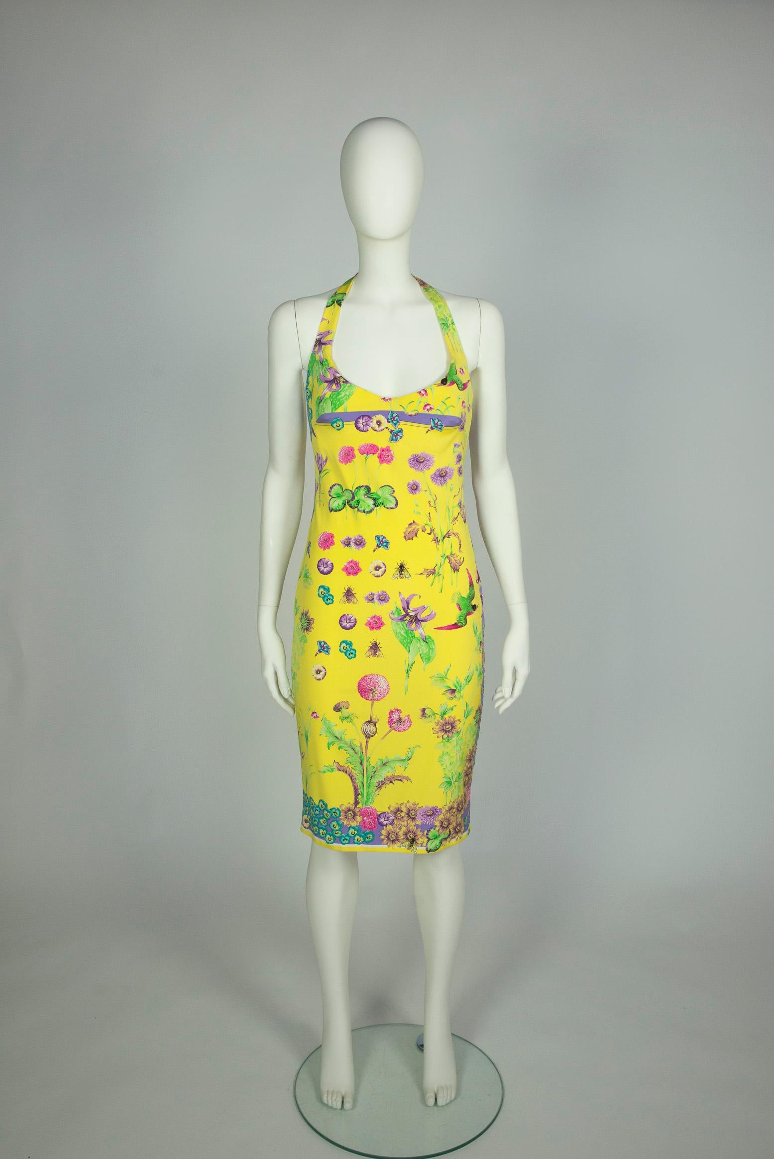 Perfect for summer occasions, this Gianni Versace couture dress is probably issued from his 1995 or 1996 Spring-Summer collection. Cut from (silk ?) crepe (composition tag is missing) in a halterneck style, the dress is printed with a summer scene