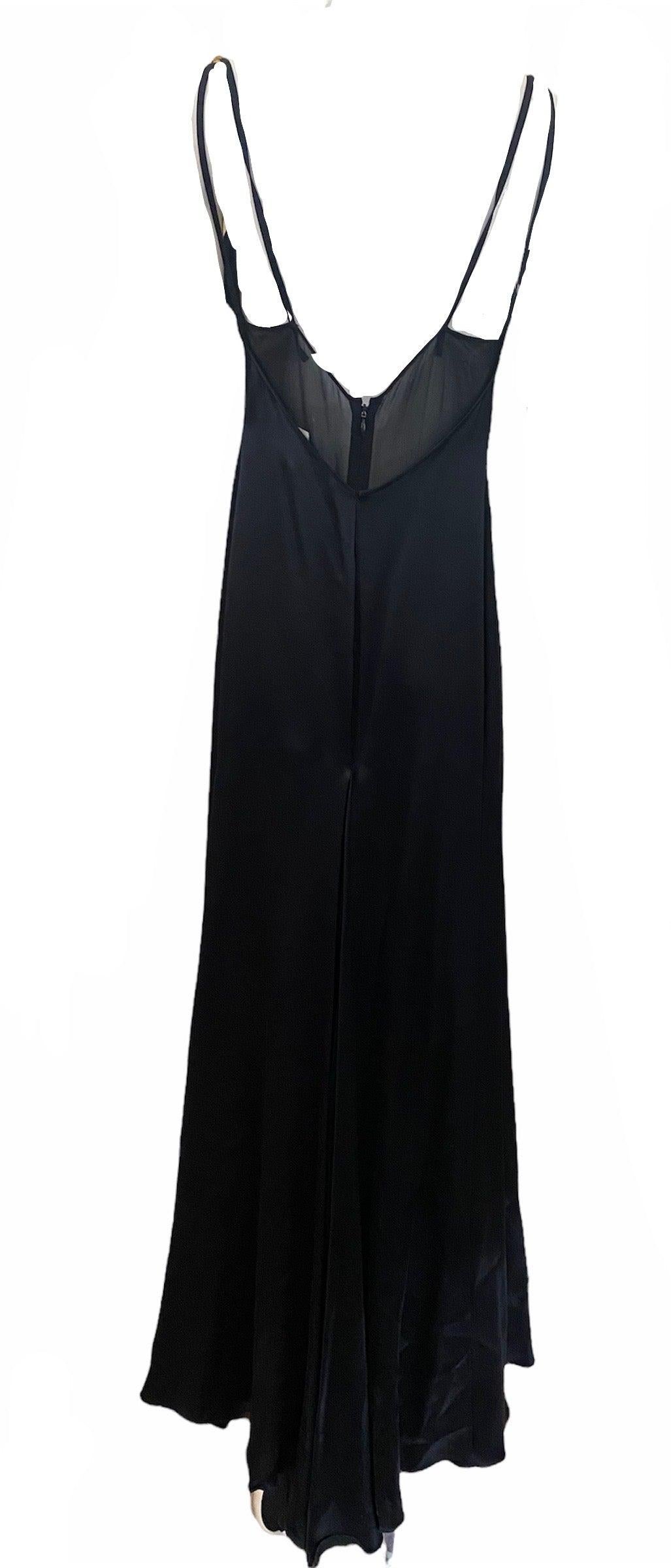 Cette robe des années 1990 est d'une douceur et d'une simplicité trompeuses. Du merveilleux Gianni Versace dans sa ligne Couture.  Robes doubles - satin noir sur mousseline de soie transparente. Les superpositions de satin font de la robe une