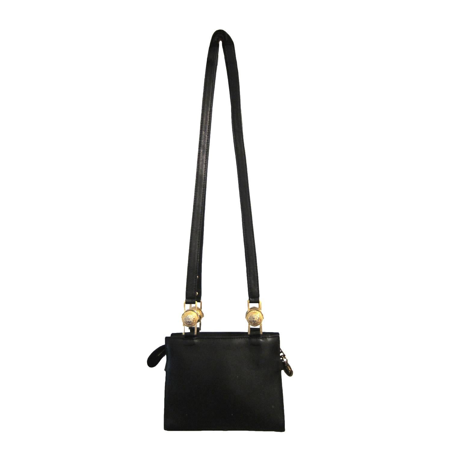 Gianni Versace Couture mini black chain purse with gold medusa.
Sz : 13,5 x 18 x 5 cm
Total length shoulder strap : 105 cm
