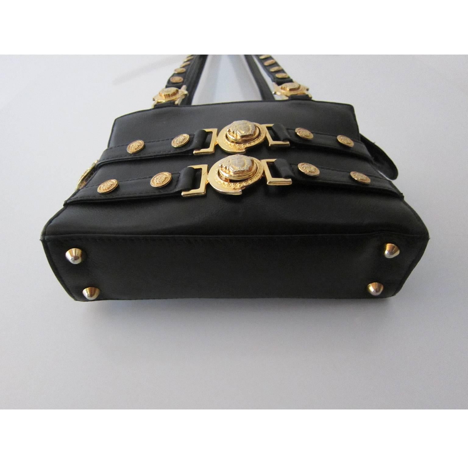 Gianni Versace Couture Black Gold Medusa Chain Mini bag  In Good Condition In Berlin, DE