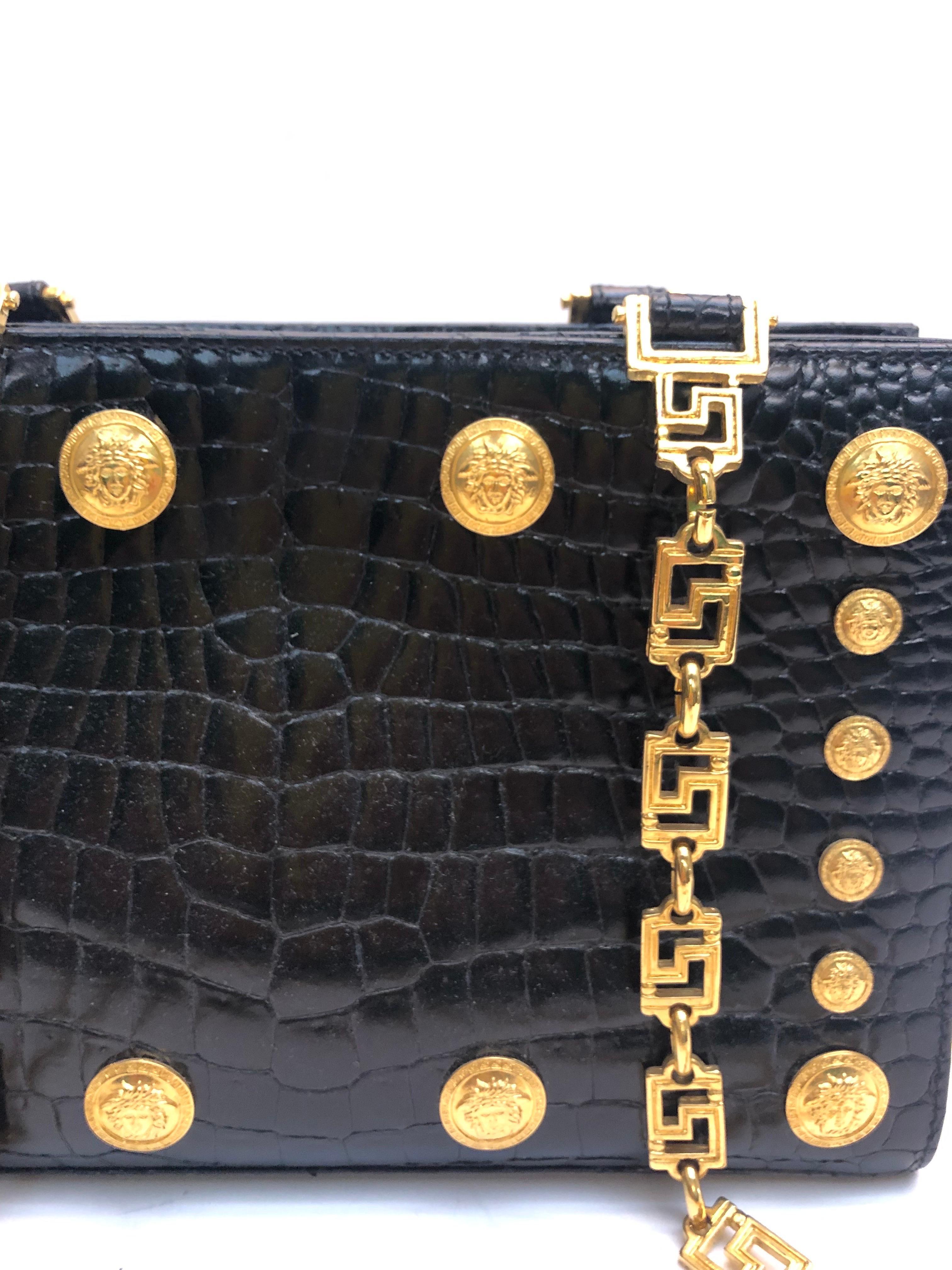 - Vintage 90s Gianni Versace Couture black patent leather with iconic medusa and double chain straps. 

- Interior zip closure. 

- Long: 25cm I Height: 17cm I Width: 8cm I Chain: 44cm.