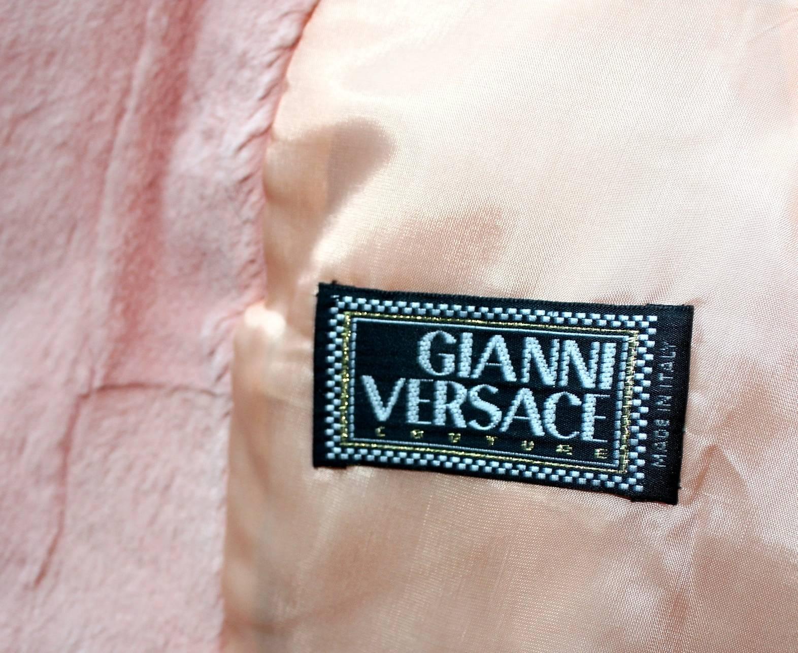 NEU Gianni Versace Couture Rosa Nudefarbener Pelzmantel 42 im Zustand „Neu“ im Angebot in Switzerland, CH