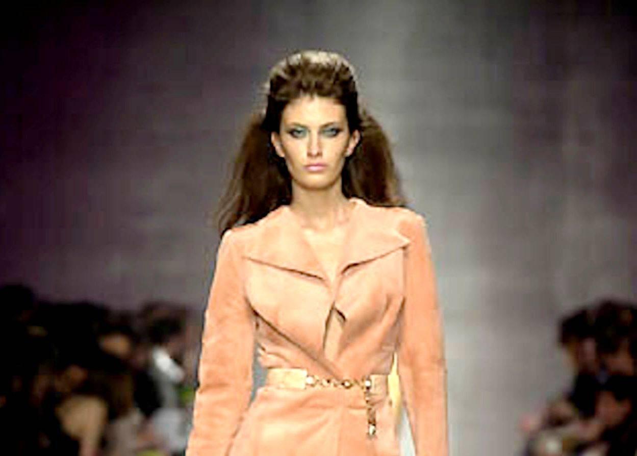 NEU Gianni Versace Couture Rosa Nudefarbener Pelzmantel 42 im Angebot 1