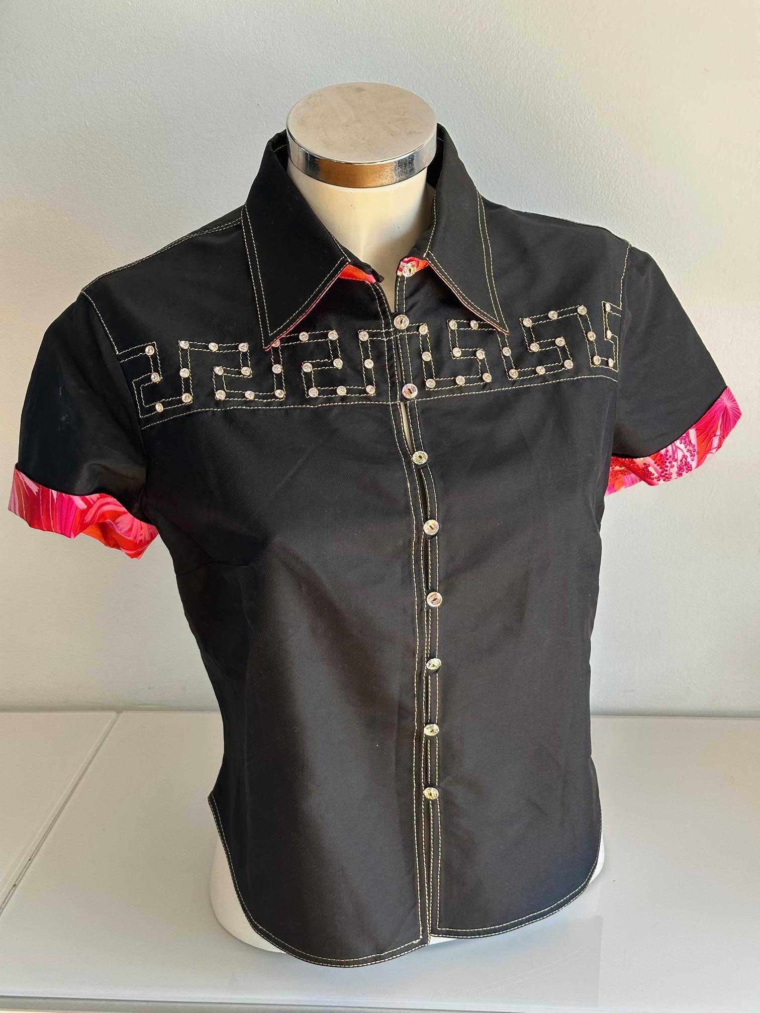 Versace - Ready-to-Wear - Runway Collection - Women
Spring / Summer 2000
P/E 2000 Gianni Versace by Donatella Versace Runway Camicia sartoriale vintage in denim button up colore nero con risvolti colorati sulla manica e strass frontali.
presenta un