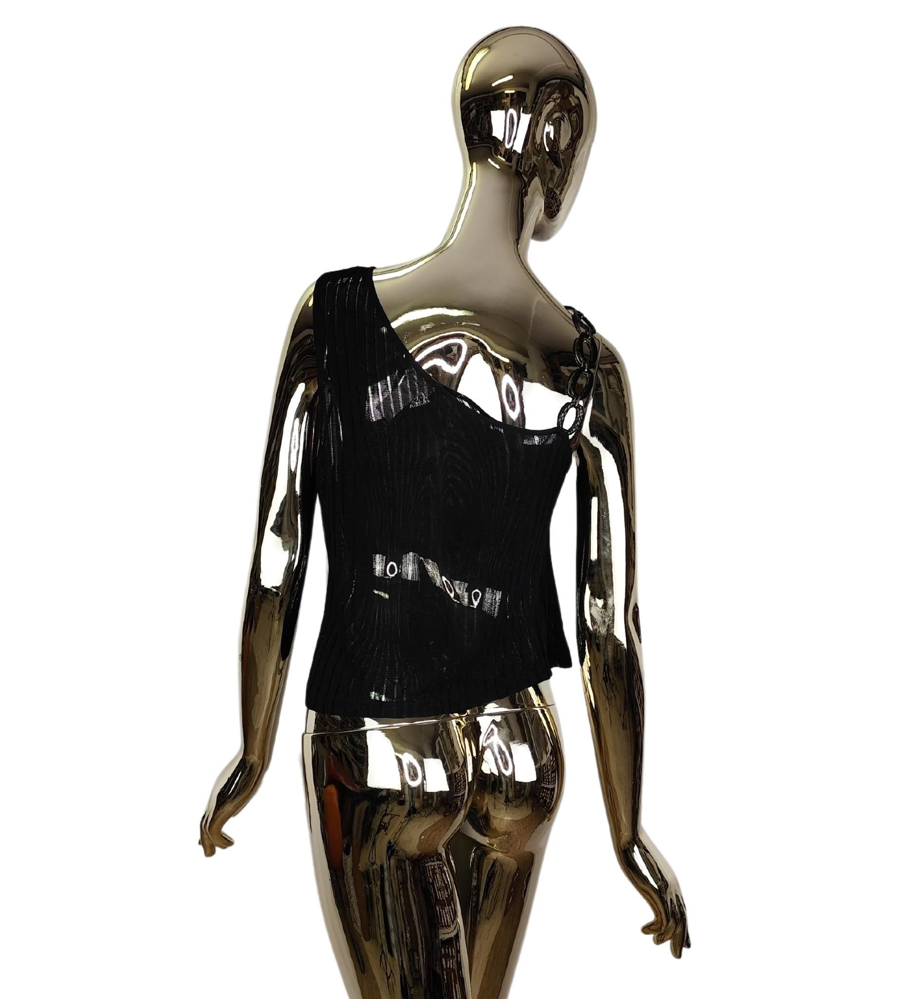 Gianni Versace Couture top
Black knitted stretchy viscose
One metal chain strap

Marked size 44 IT

Measurements:
bust up to 106 cm - 41 in
waist up to 103 cm - 40 in
length 53 cm - 21 in

Good condition
Minor flaws
Signs of age and use