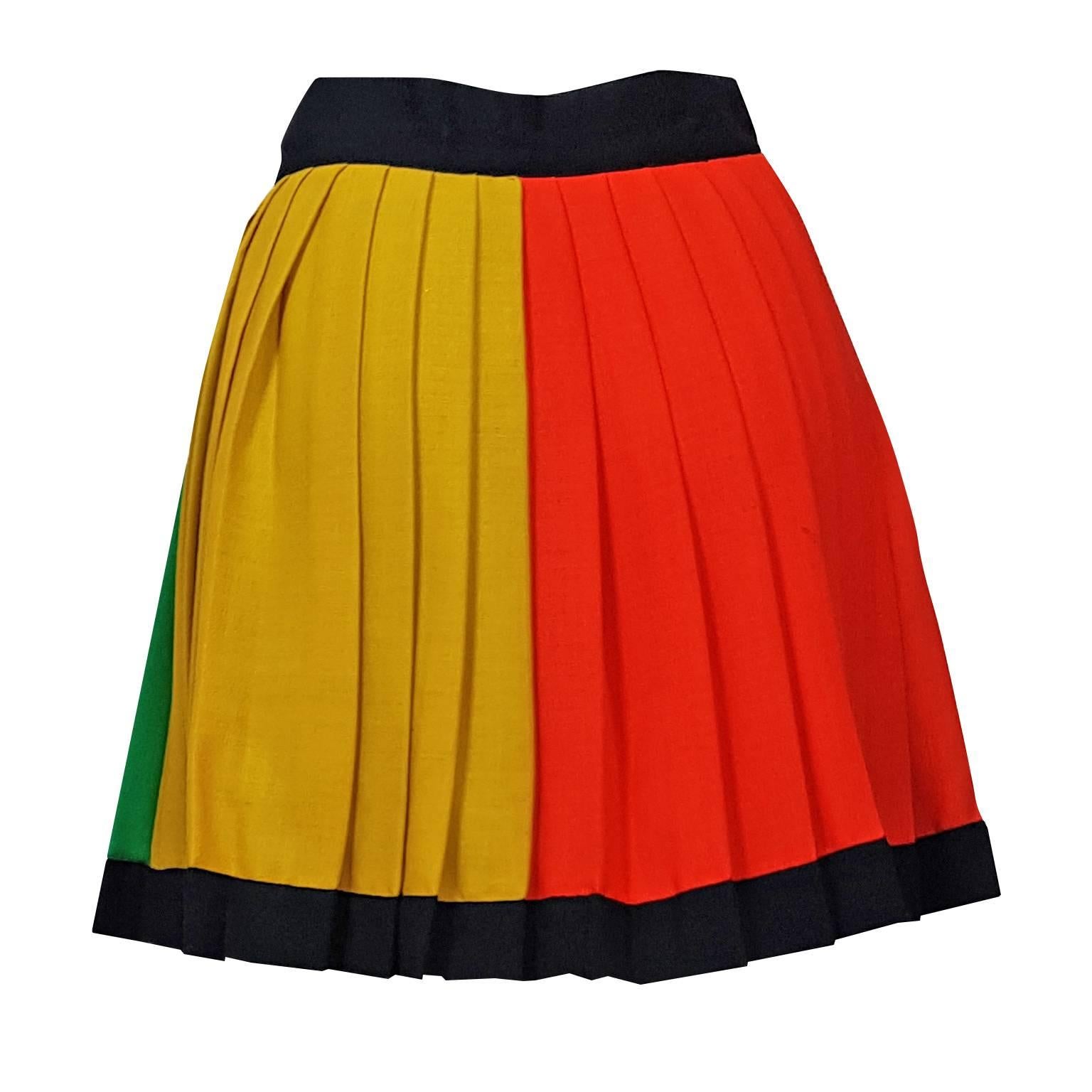 Gianni Versace couture colour block skirt in contrasting shades of red, green, blue, yellow and black, collection aw 1991.
Size : 42 (IT)
Measurements : 
Waist : 70 cm
Length 44 cm
