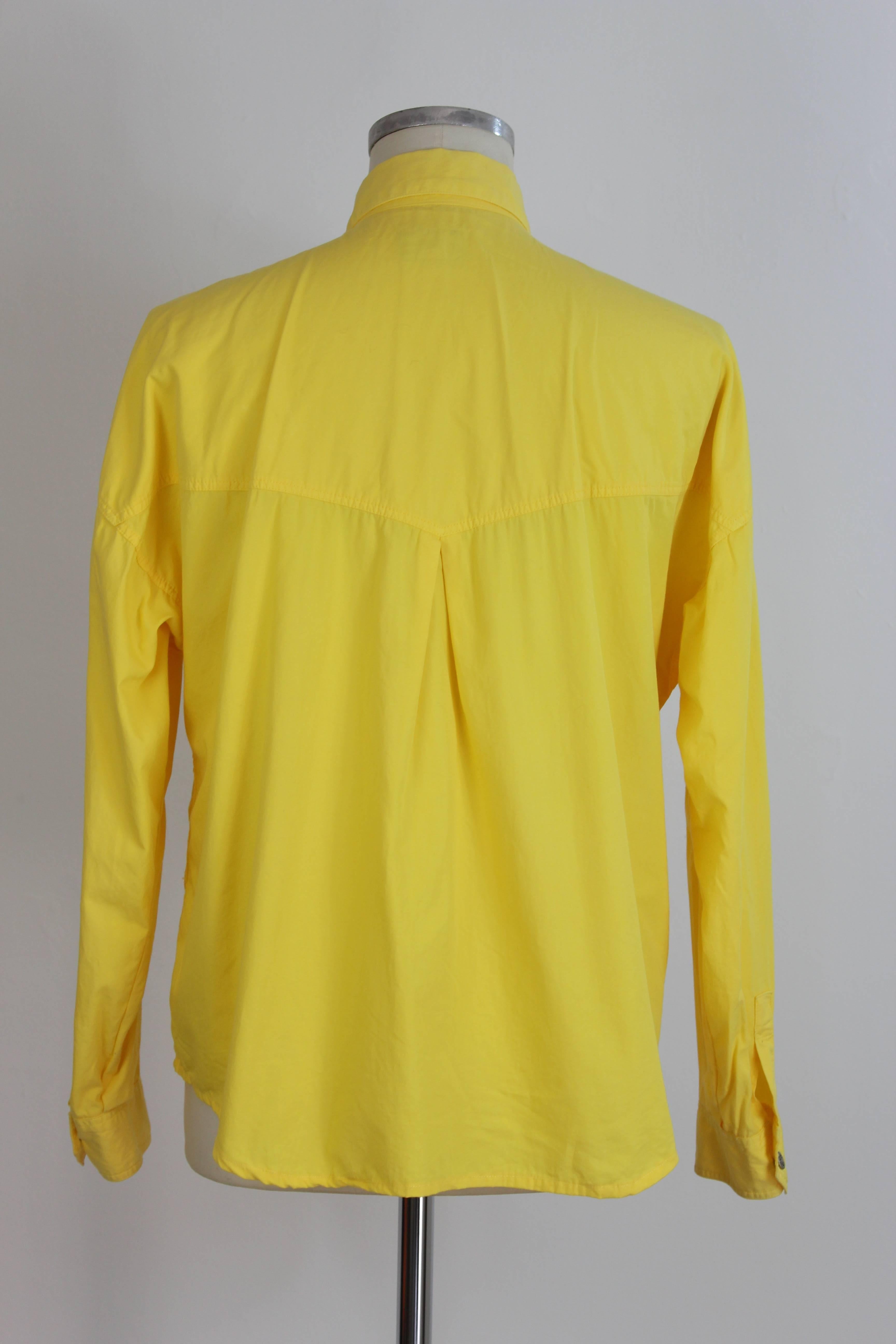 Gianni Versace Jeans Couture vintage shirt, cowboy model. It is yellow 100% cotton. The buttons are all branded with the classic jellyfish. Fresh and soft fabric, made in Italy. Excellent vintage condition.

Size L

Shoulders: 58 cm
Chest / bust: 58
