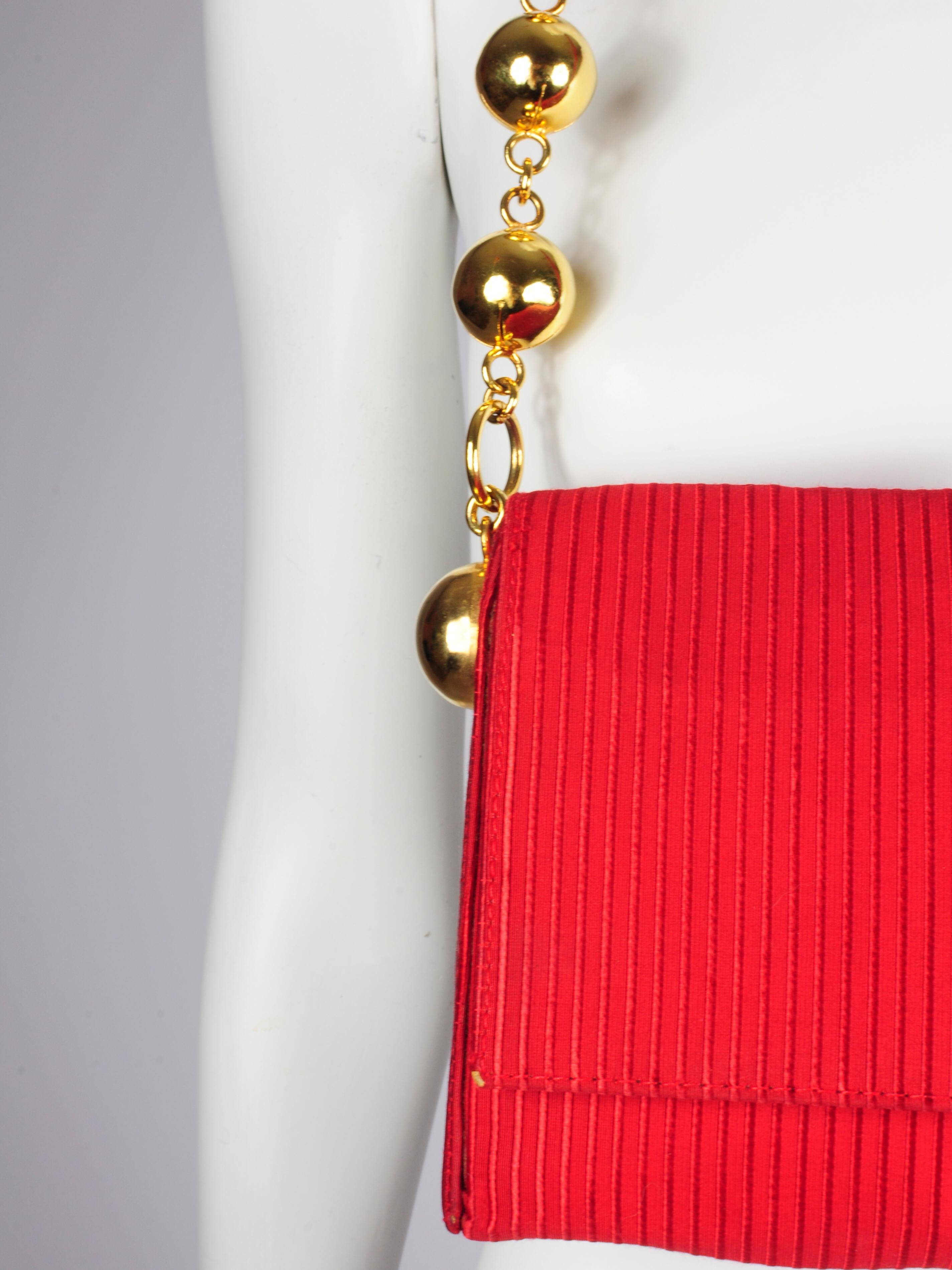 Gianni Versace Couture - Sac à bandoulière à poignée sphérique dorée avec lanière en chaîne, années 1980 Unisexe en vente