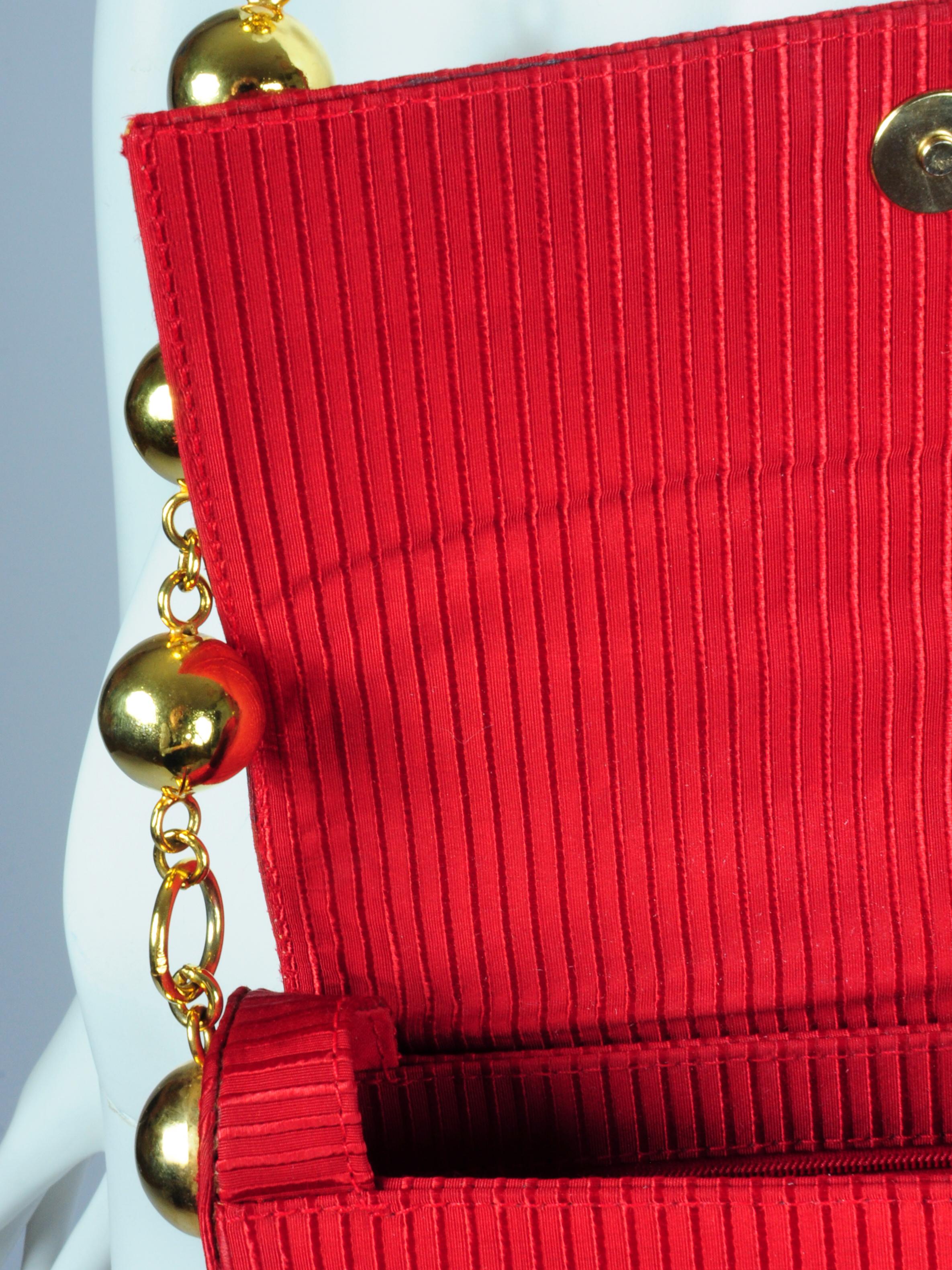 Gianni Versace Couture - Sac à bandoulière à poignée sphérique dorée avec lanière en chaîne, années 1980 en vente 2