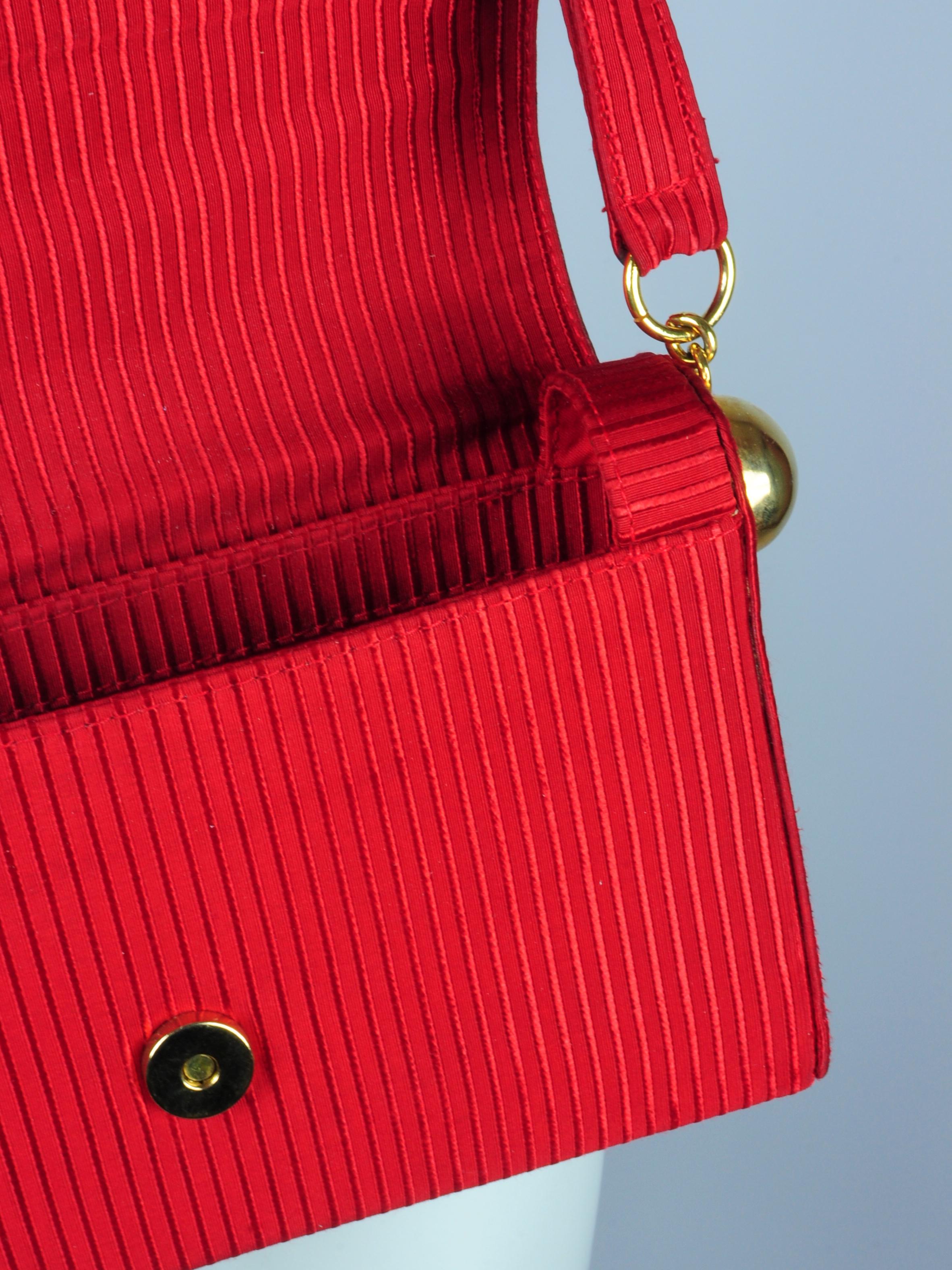 Gianni Versace Couture - Sac à bandoulière à poignée sphérique dorée avec lanière en chaîne, années 1980 en vente 3