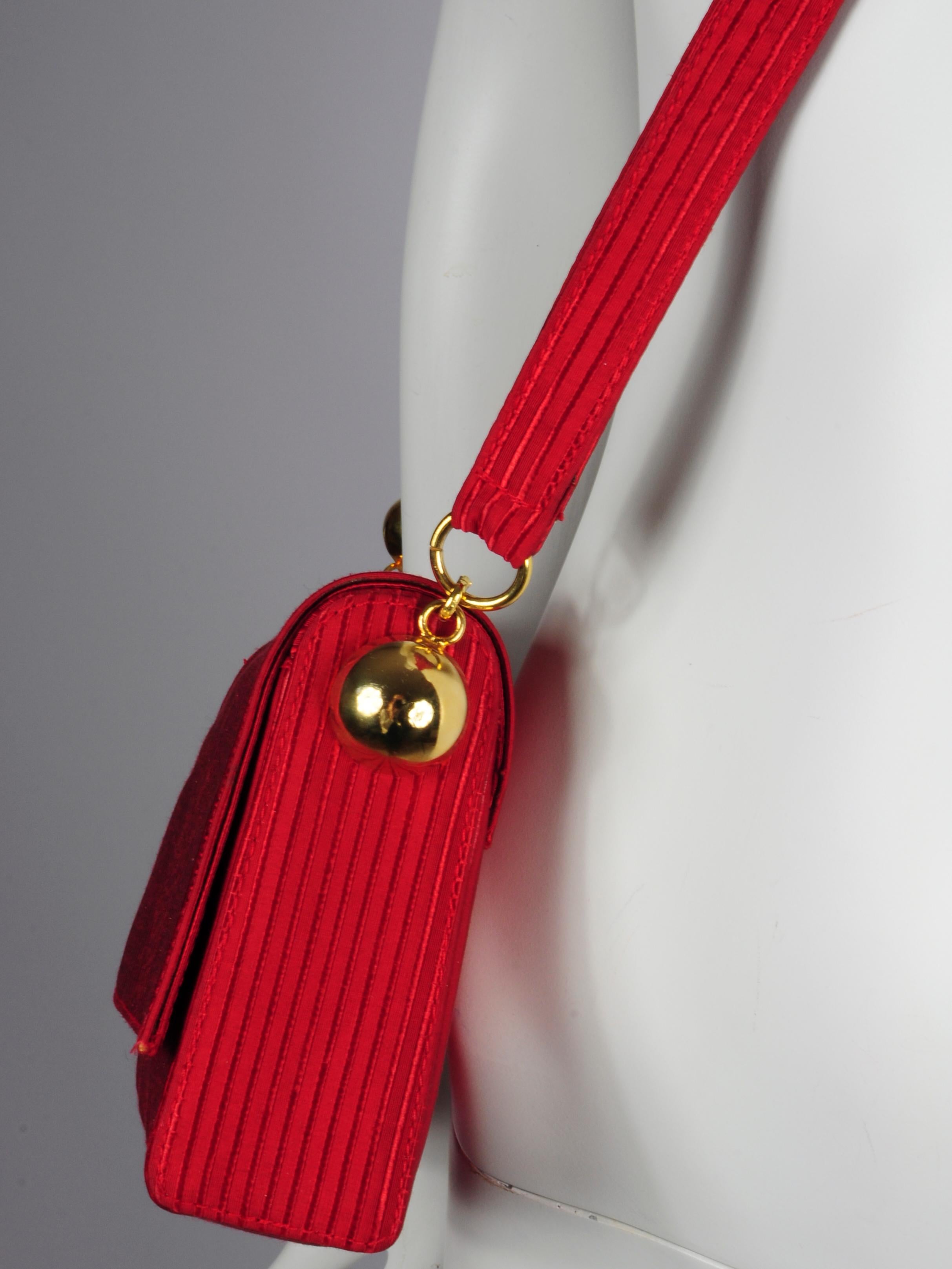 Gianni Versace Couture - Sac à bandoulière à poignée sphérique dorée avec lanière en chaîne, années 1980 en vente 4