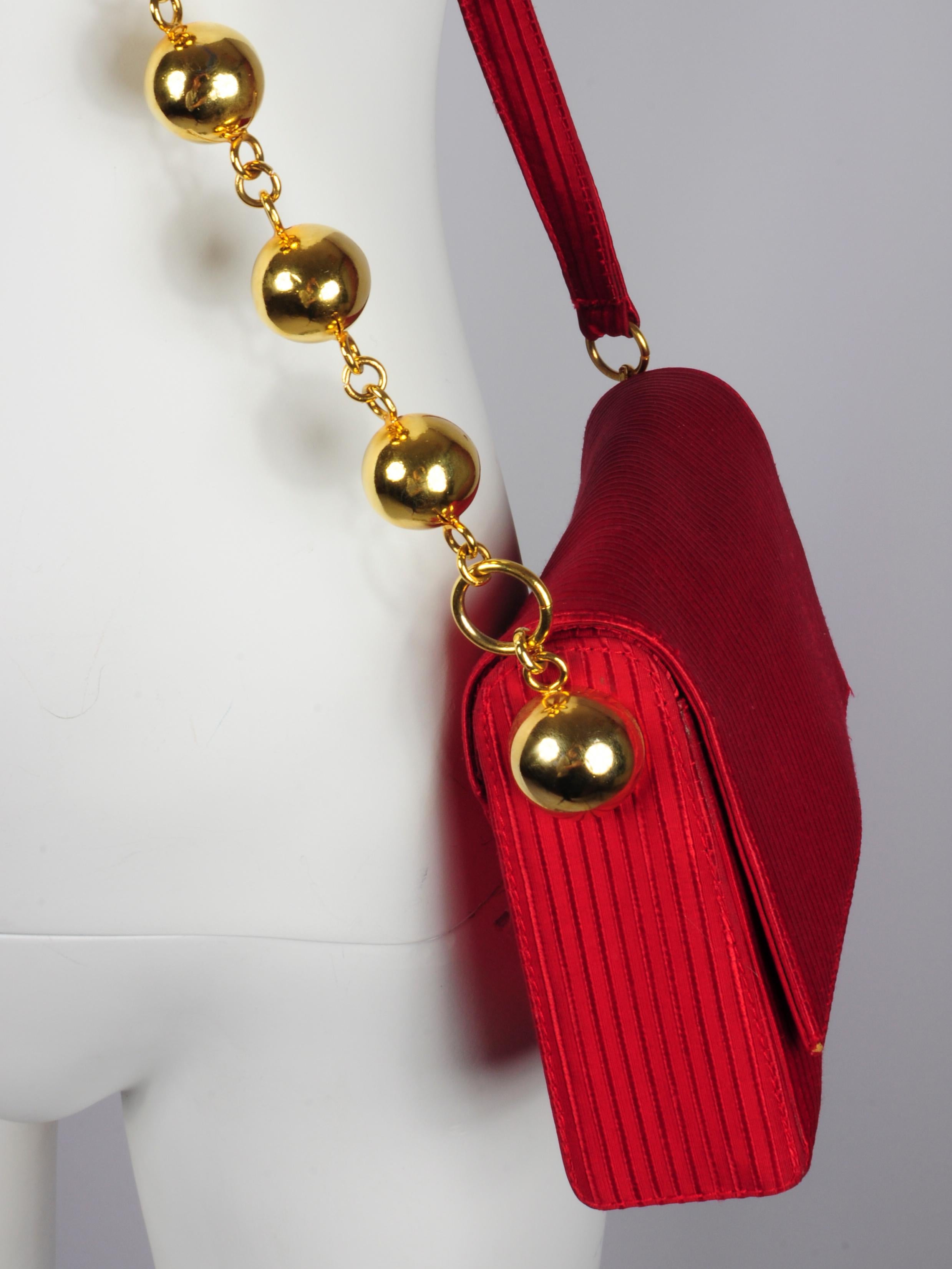 Gianni Versace Couture - Sac à bandoulière à poignée sphérique dorée avec lanière en chaîne, années 1980 en vente 5