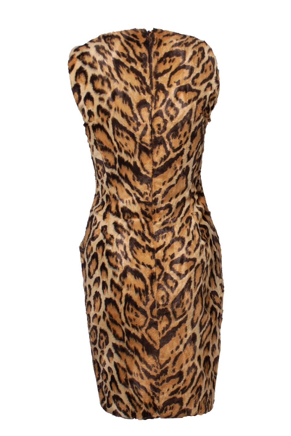 Gianni Versace Couture, Runway faux fur dress in leopard print. The item has a pocket on the left hip. The item is in very good condition. (FW 1994)

• CONDITION: very good condition 

• SIZE: IT38 - XXS 

• MEASUREMENTS: length 89 cm, width 38 cm,