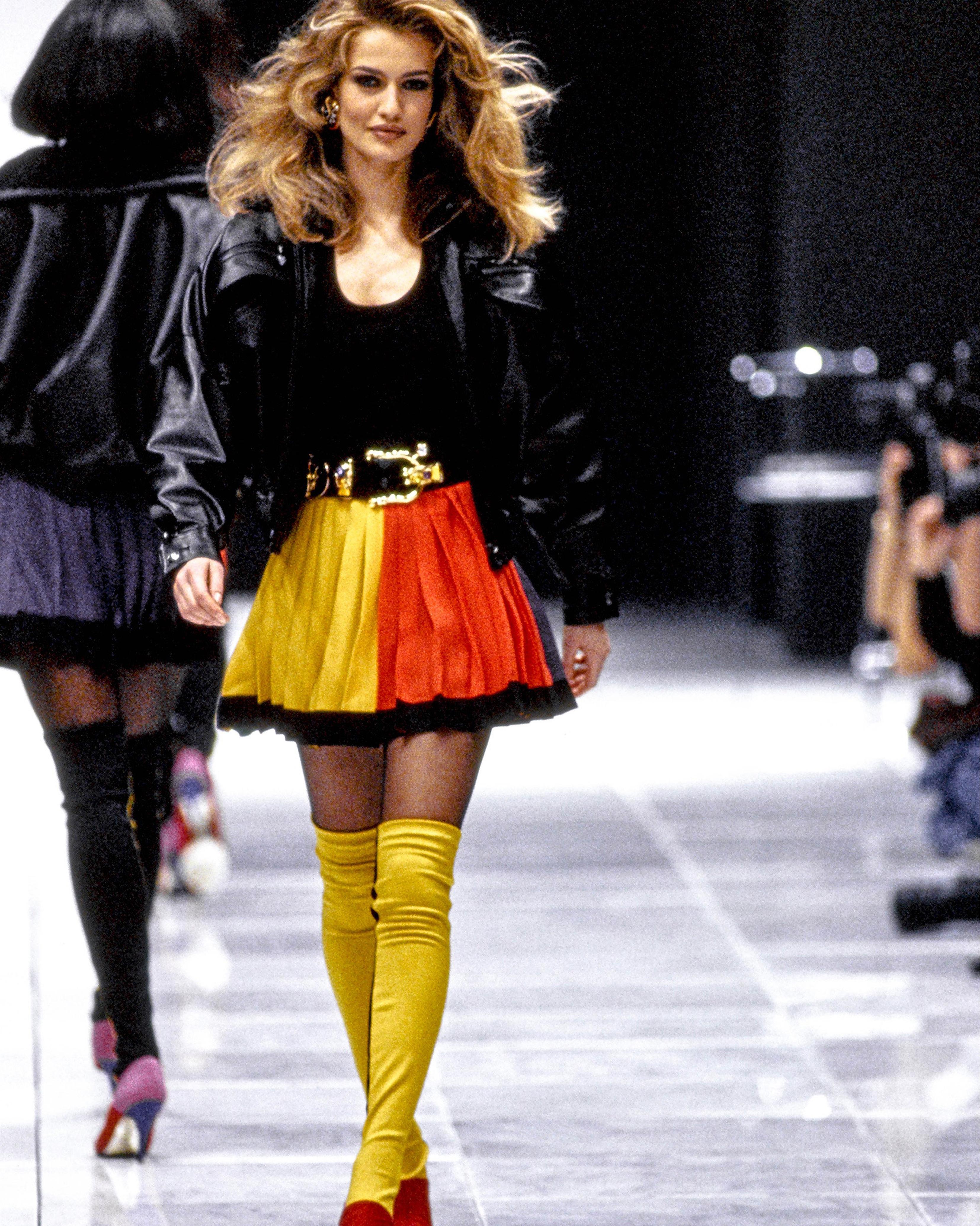 - Designed by Gianni Versace
- Sold by Skof.Archive
- Fall Winter 1991 Collection
- Multicolor Pleated Skirt
- Black Waistband Detail
- Made in Italy
- Good Condition: just few little stains
- Materials: Wool, Nylon & Silk
- Size: FR 36 - EN 40 - UK