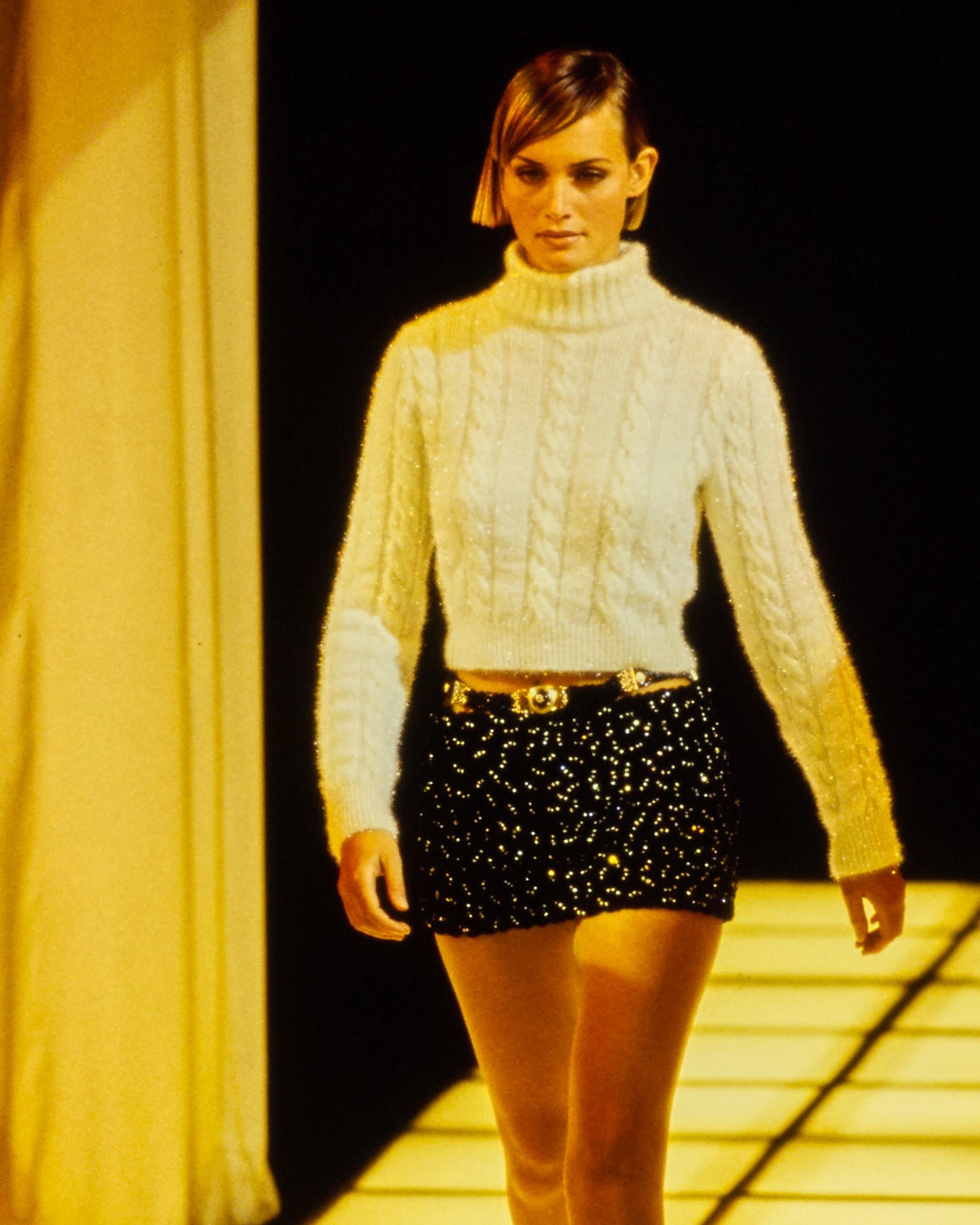 - Entworfen von Gianni Versace
- Verkauft von Skof.Archive
- Herbst-Winter-Kollektion 1994
- Gold Lurex Rollkragenpullover
- Kabelstrickmuster
- Hergestellt in Italien
- Ausgezeichneter Zustand
- Materialien: Acetat und Polyester
- Größe: FR 36 - IT