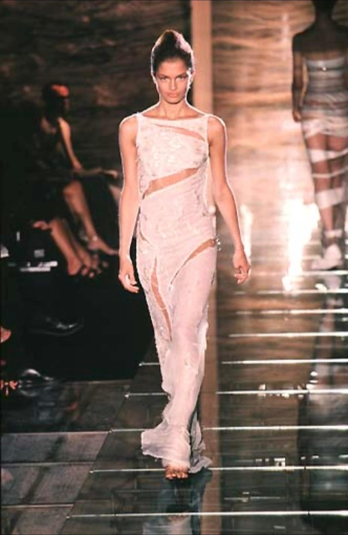 Gianni Versace Couture F/W 1999 Laufsteg Verschönert Durchsichtiger Ausschnitt Schwarzes Kleid Kleid im Angebot 13