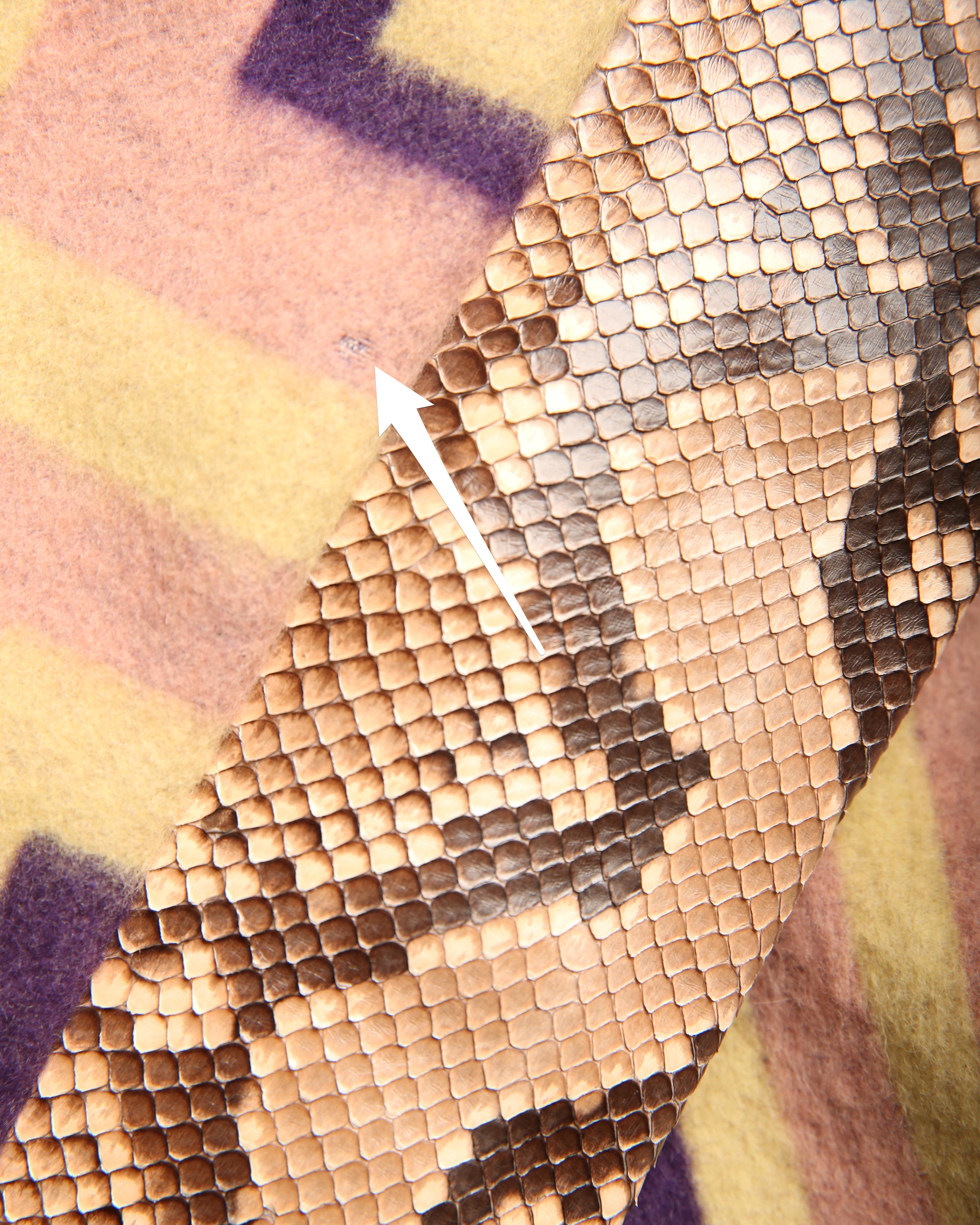 Gianni Versace Couture F/W2000 giacca in pelle con stampa geometrica e pitone rosa in vendita 2