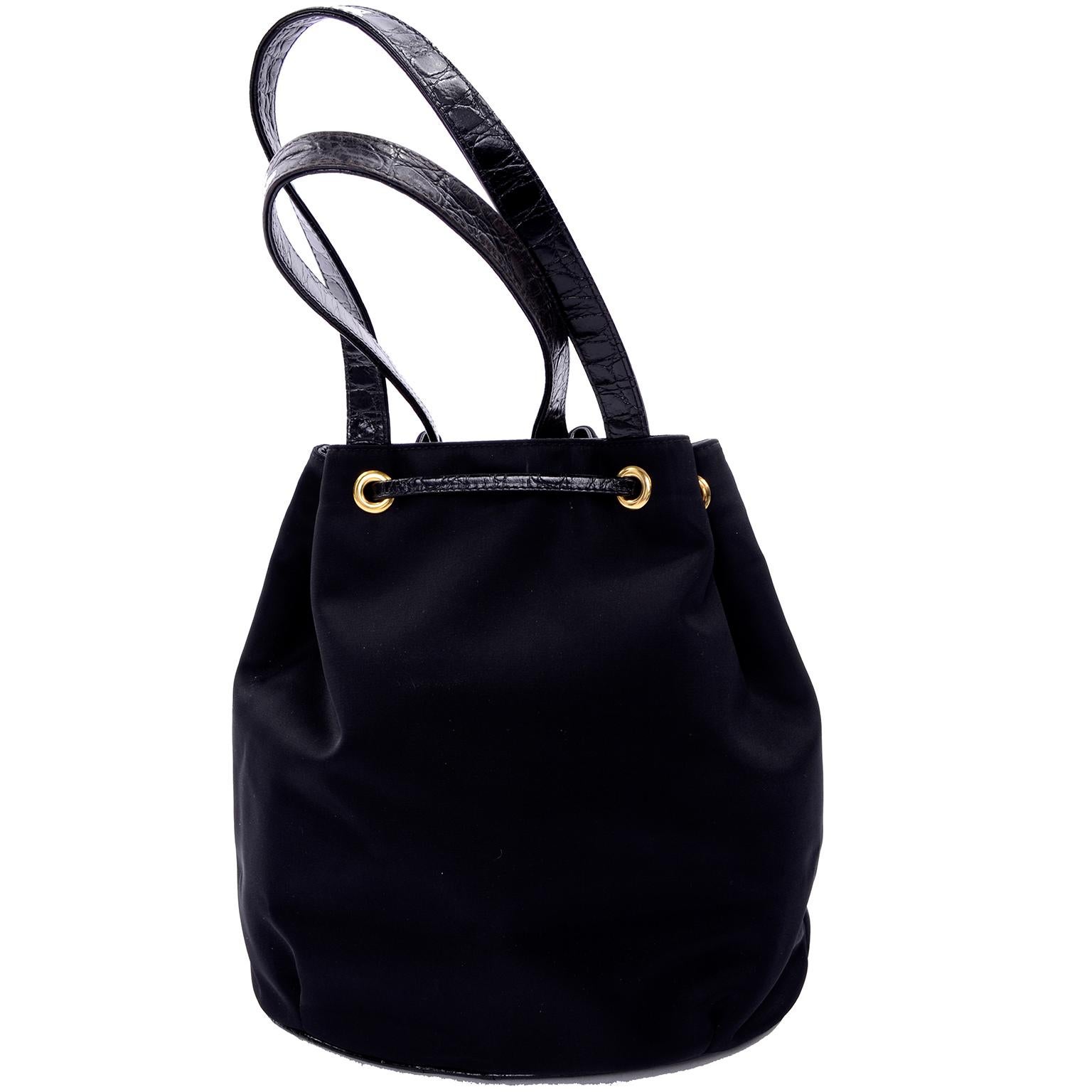 Il s'agit d'un magnifique sac à main noir vintage Gianni Versace Couture, fabriqué en Italie. Le sac est livré avec son sac à poussière d'origine et une lingette pour polir le matériel. Ce superbe sac à main en nylon est orné d'une tête de Méduse