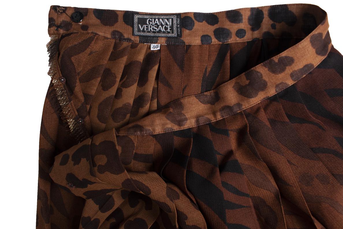 Jupe plissée et imprimée léopard Gianni Versace Couture en vente 1