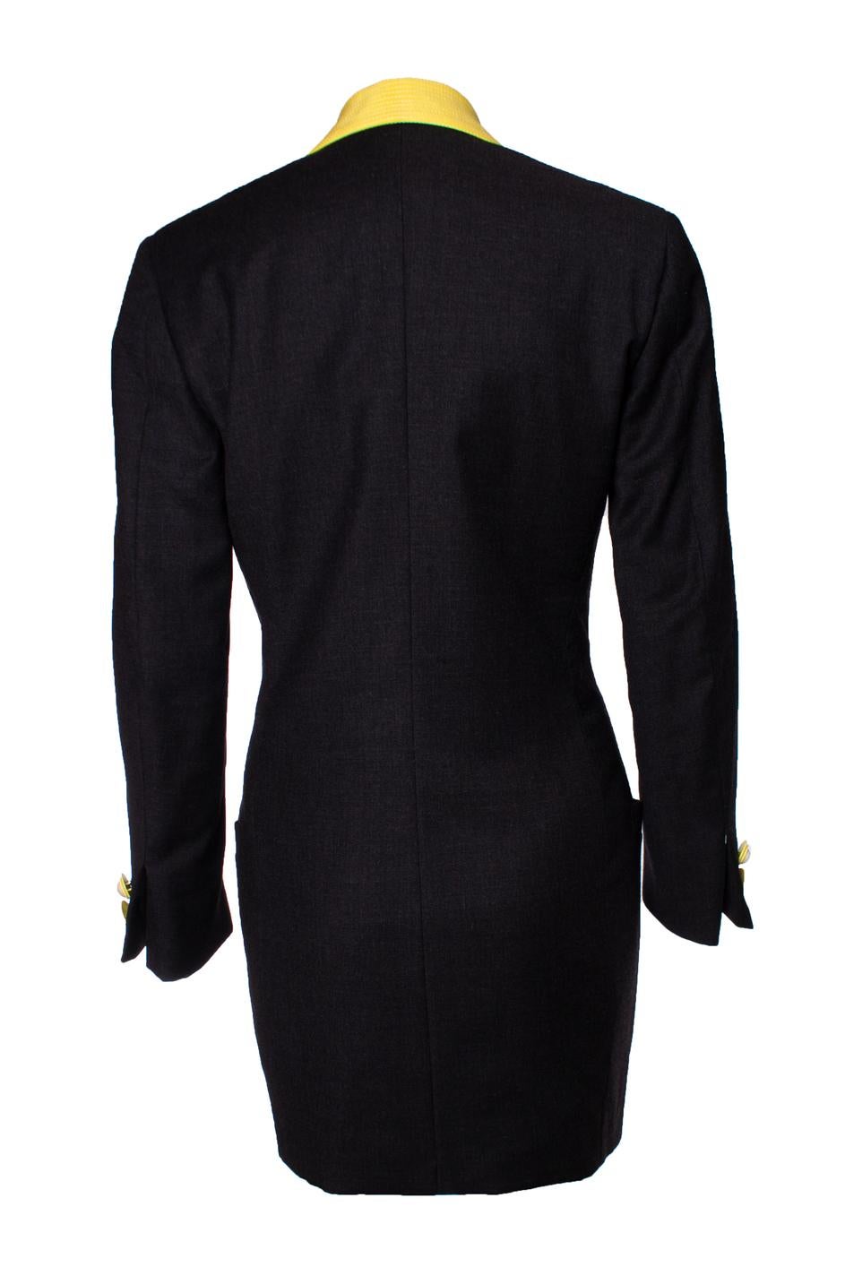 Gianni Versace Couture, Maxi blazer with yellow collar and mother of pearl buttons. The item is in good condition. Light discoloration and damage on the buttons.

• CONDITION: good condition 

• SIZE: IT38 - XXS

• MEASUREMENTS: length 83 cm, width