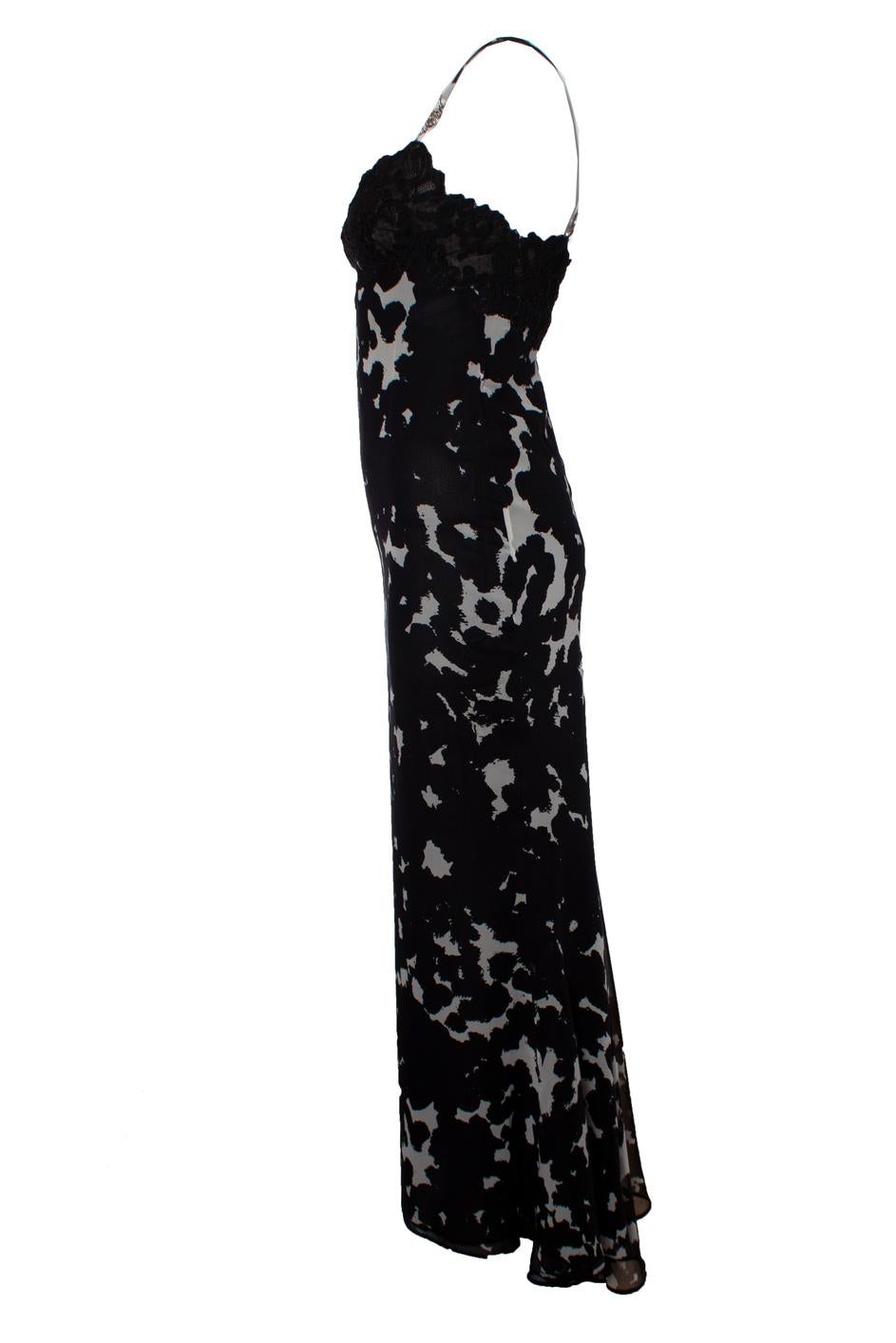 Gianni Versace Couture, Passerella 1996 Maxi abito con stampa di mucca nera e grigia e bottoni di strass della medusa sulle spalline. L'articolo è in ottime condizioni. 
