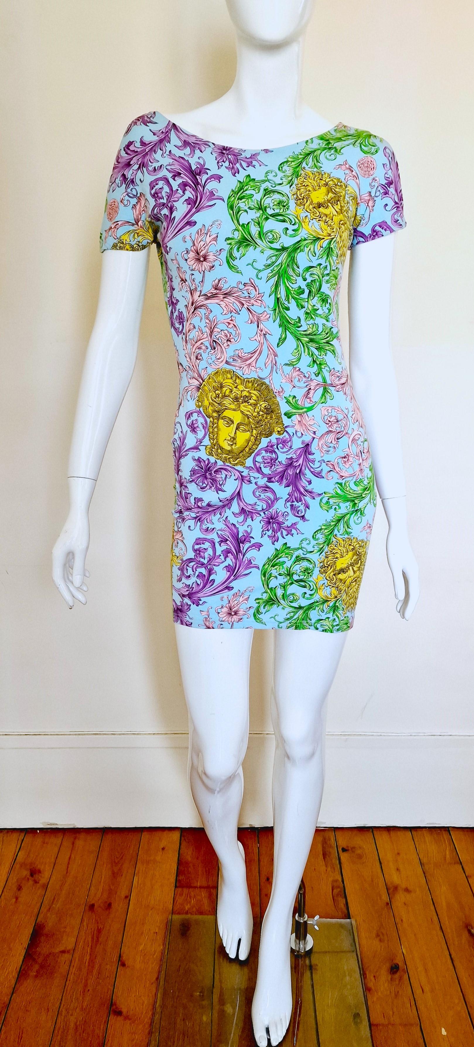 Iconic Medusa head and baroque print dress by Gianni Versace.
Deep back cut.
Bodycon shape.

LIKE NEW!

SIZE
Fits from medium to large.
Marked size: Italian 32/46.
Length: 75 cm / 29.5 inch
Bust: 39 cm / 15.3 inch
Waist: 35 cm / 13.8 inch
Hips: 40