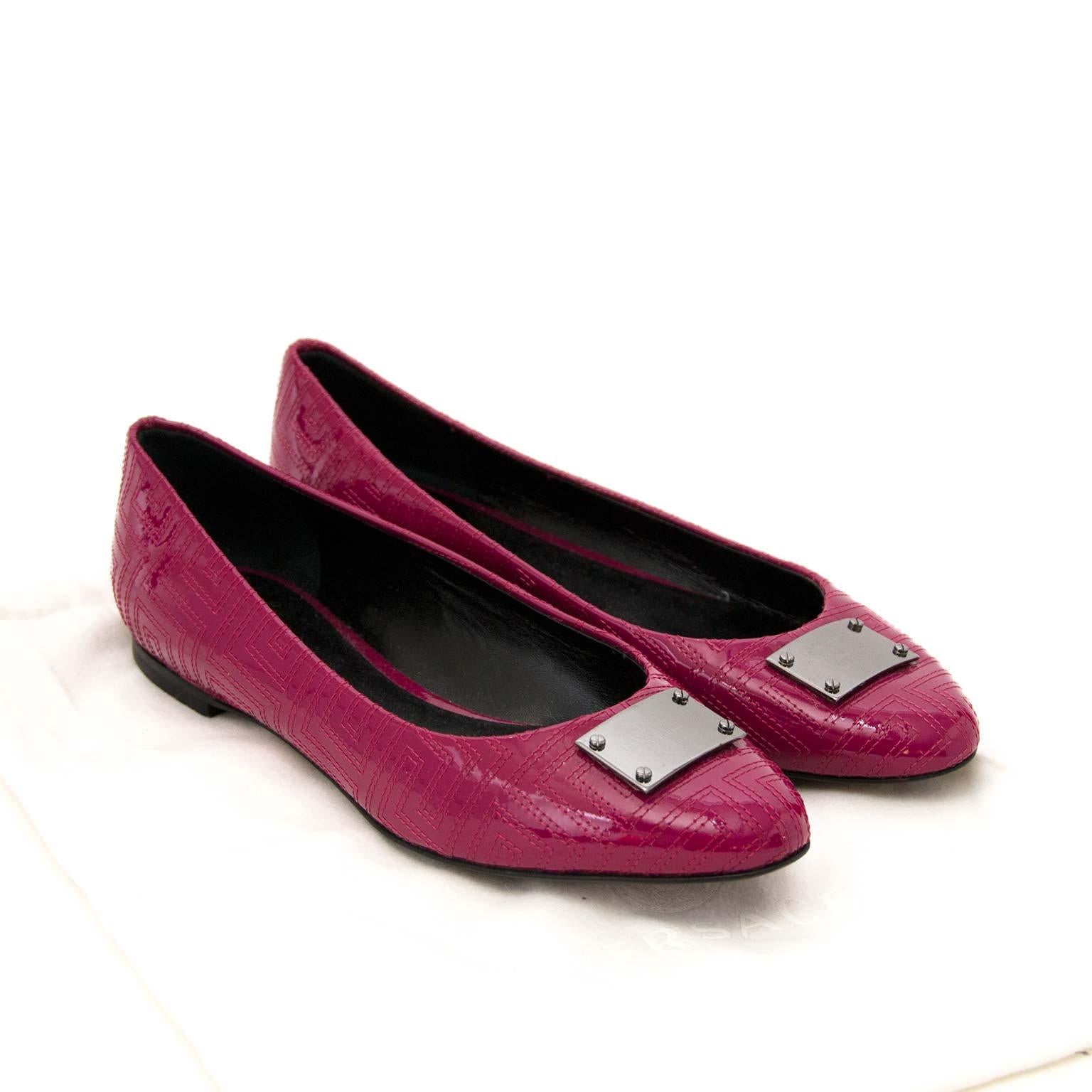 Gianni Versace Couture Patent Fuchsia Ballerinas - size 37, 5 In New Condition For Sale In Antwerp, BE