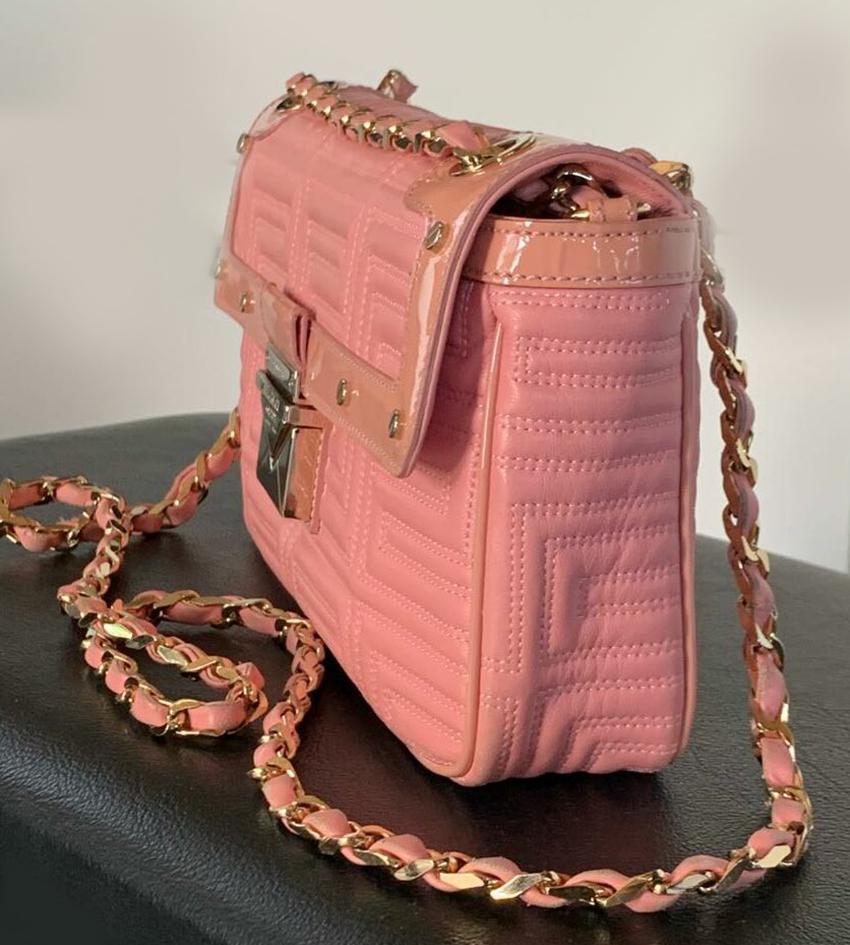 GIANNI VERSACE COUTURE


Gesteppt  umhängetasche aus Lackleder mit geometrischem Muster, kleinen goldenen Metallnieten und Details, 

goldene Metallkette und schwarzer Lederschulterriemen, 

große offene Tasche auf der Rückseite, Verschluss mit